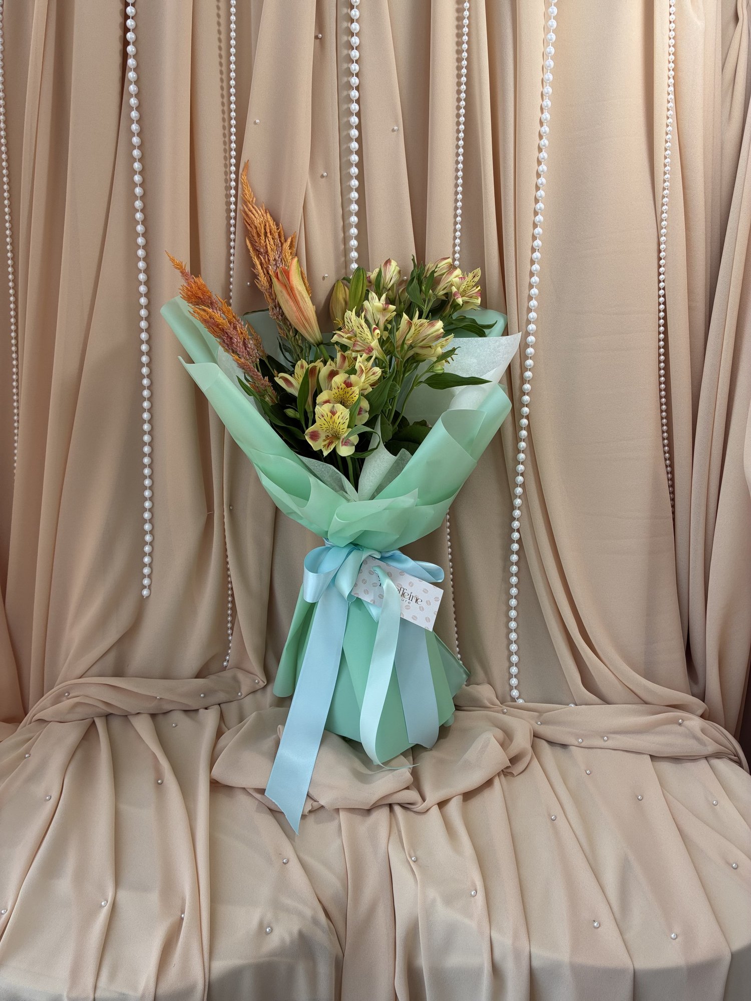 Apricot Meadow – Buchet Elegant cu Crin Somon, Alstroemeria și Celosia Decorativă