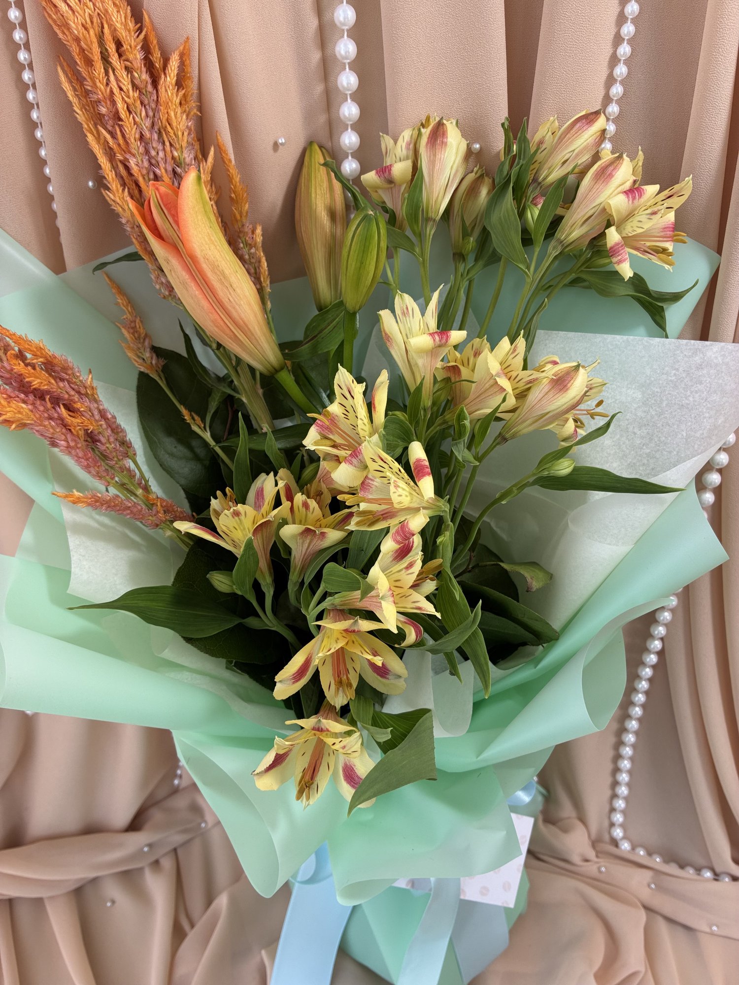 Apricot Meadow – Buchet Elegant cu Crin Somon, Alstroemeria și Celosia Decorativă - Imagine 2