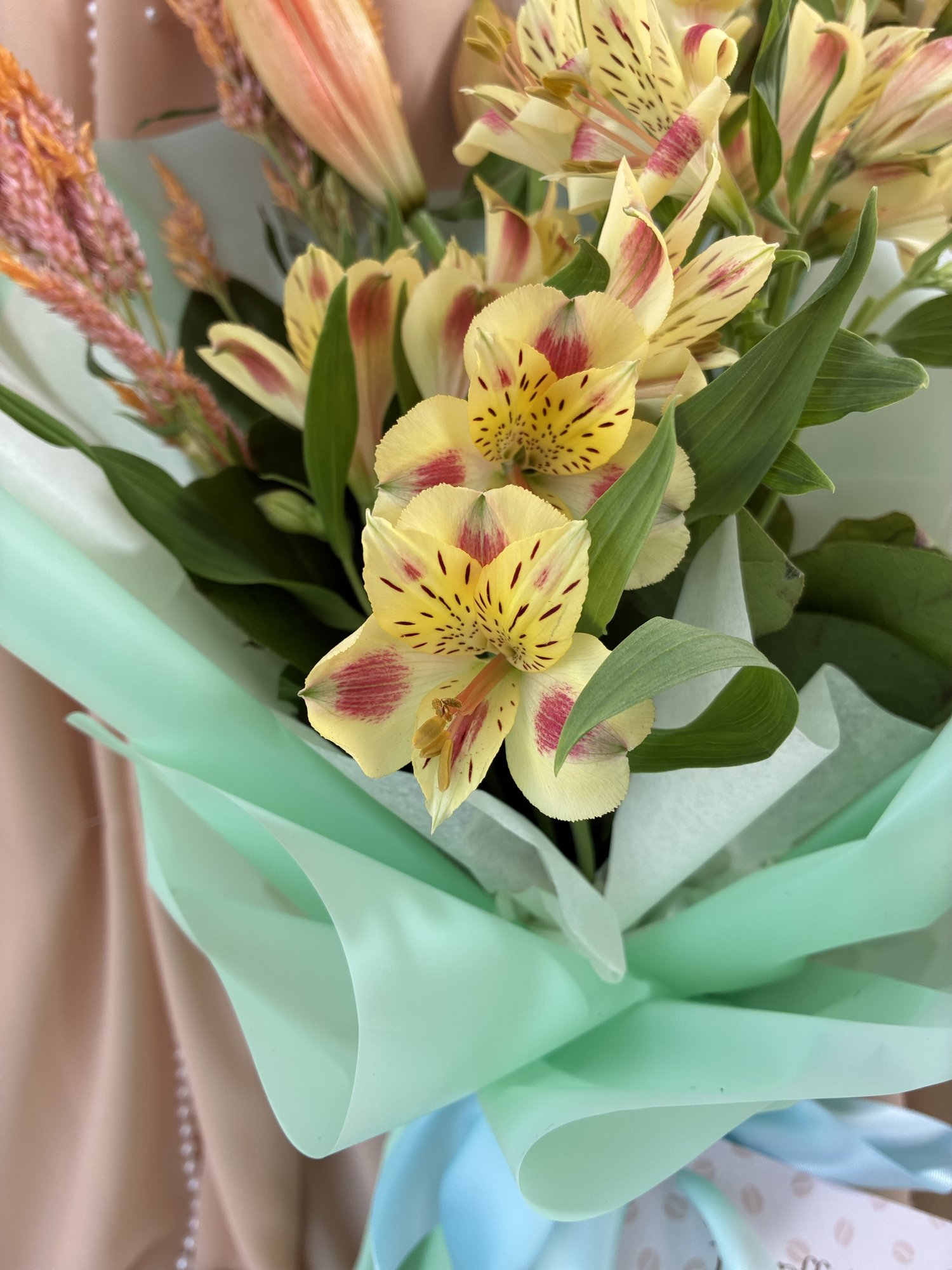 Apricot Meadow – Buchet Elegant cu Crin Somon, Alstroemeria și Celosia Decorativă - Imagine 3
