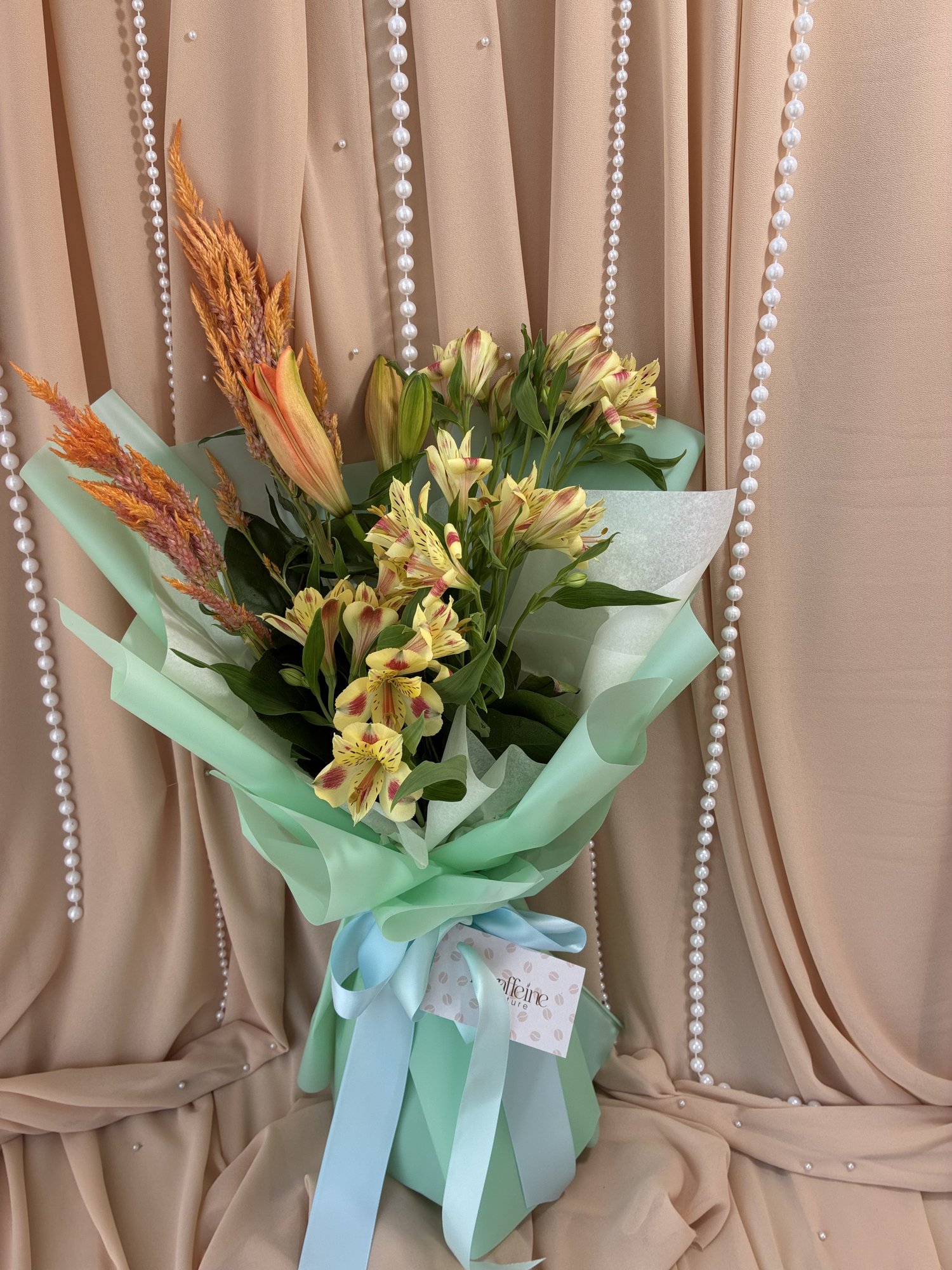 Apricot Meadow – Buchet Elegant cu Crin Somon, Alstroemeria și Celosia Decorativă - Imagine 4