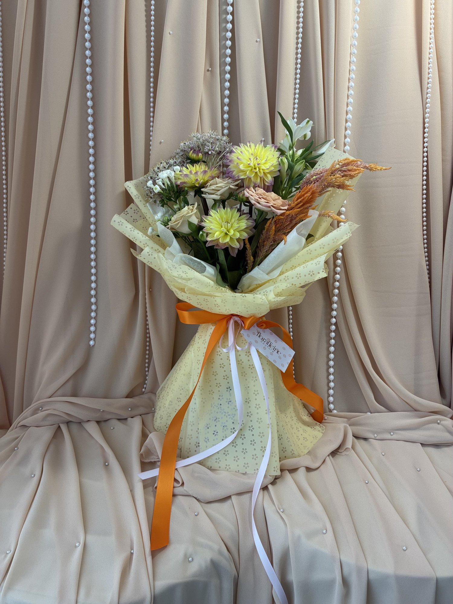 Golden Harvest – Buchet Premium cu Dalii, Allium, Trandafiri Cappuccino și Celosia Decorativă