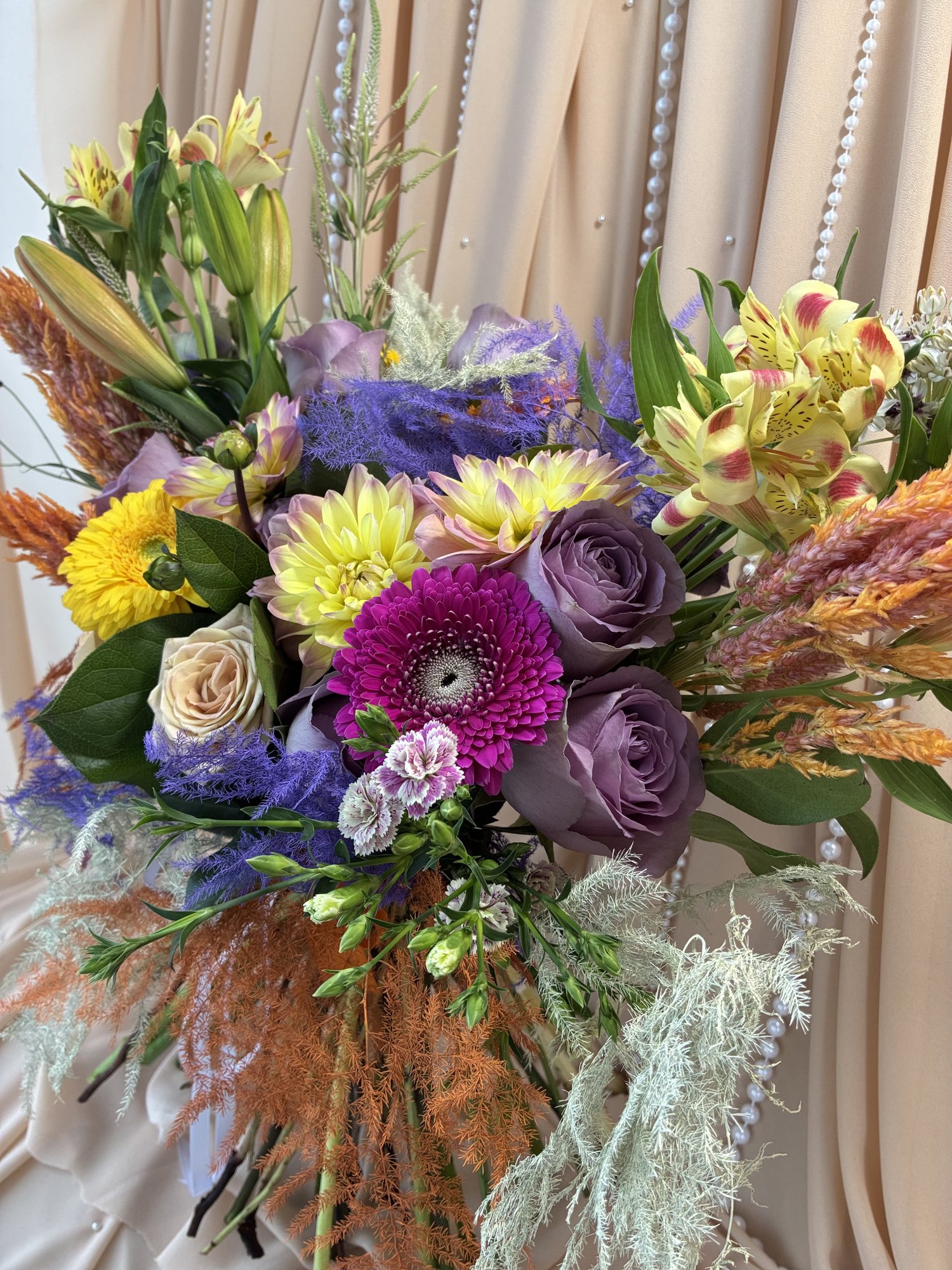Golden Harvest – Buchet Premium cu Dalii, Allium, Trandafiri Cappuccino și Celosia Decorativă - Imagine 2