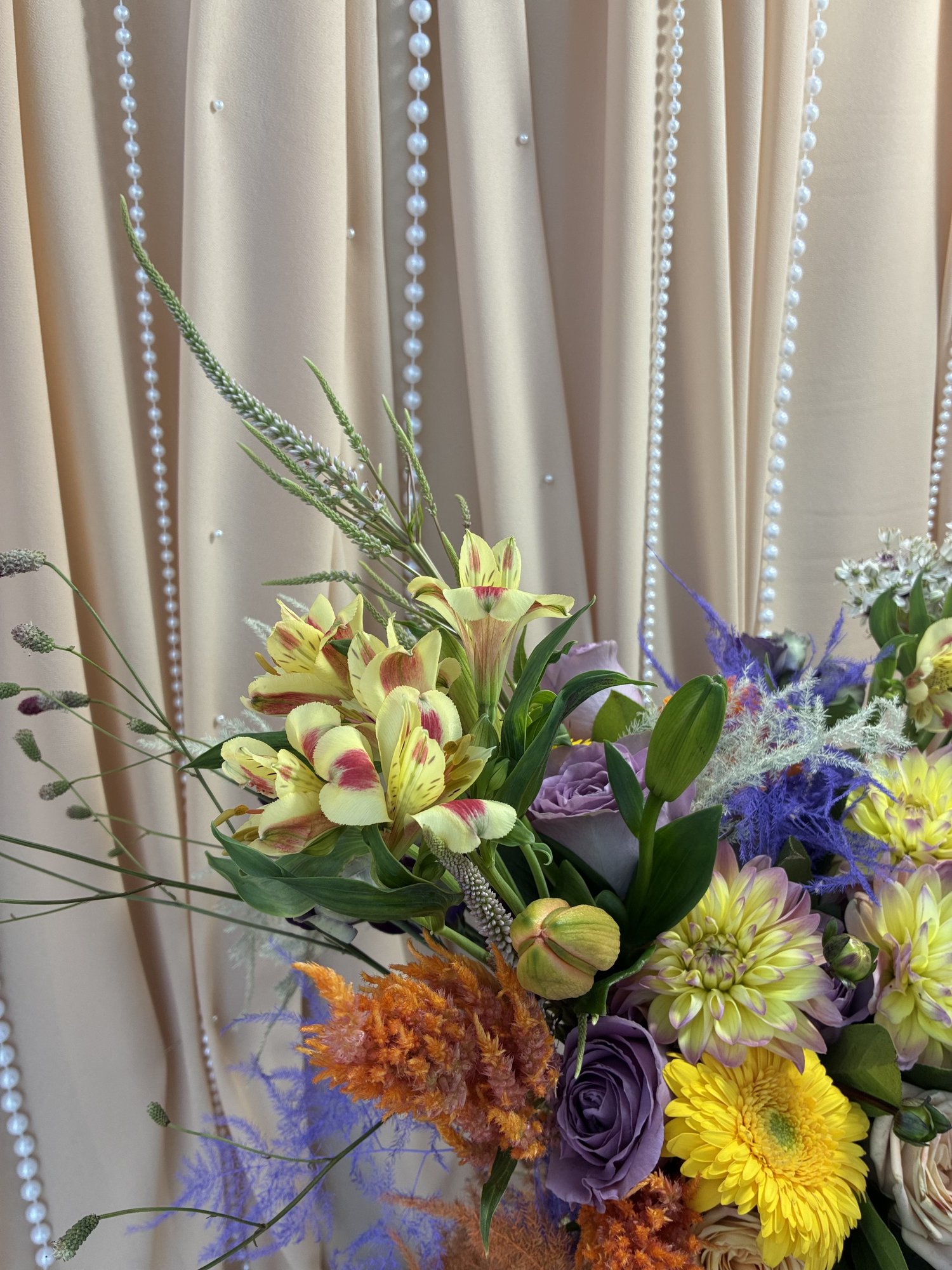 Golden Harvest – Buchet Premium cu Dalii, Allium, Trandafiri Cappuccino și Celosia Decorativă - Imagine 3
