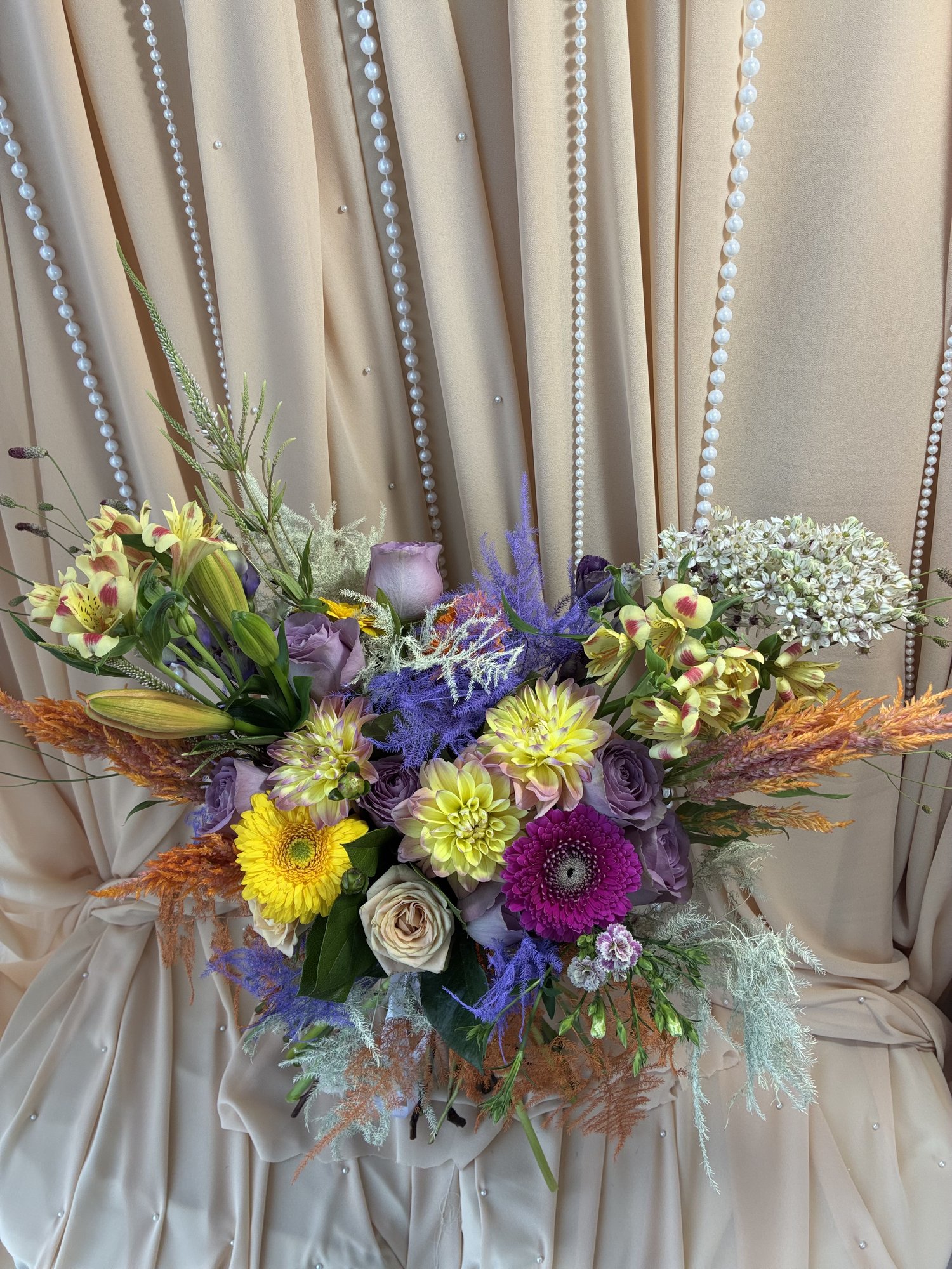 Golden Harvest – Buchet Premium cu Dalii, Allium, Trandafiri Cappuccino și Celosia Decorativă - Imagine 4