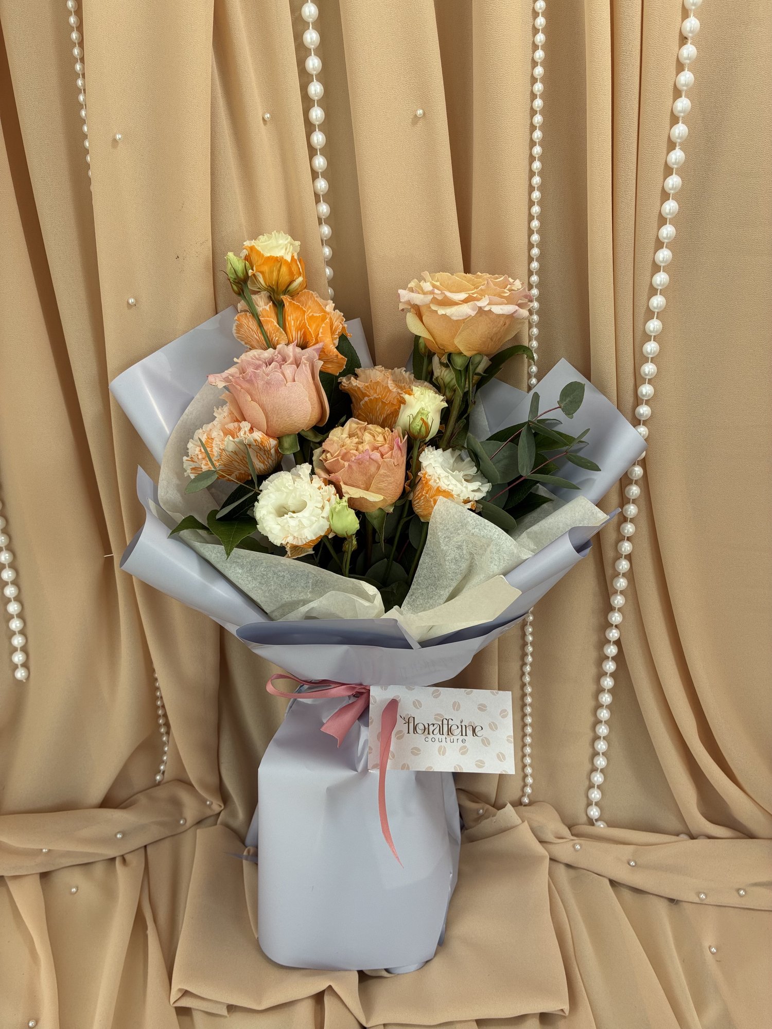 Peach Velvet – Buchet Elegant cu Eustoma VIP și Trandafiri Piersică