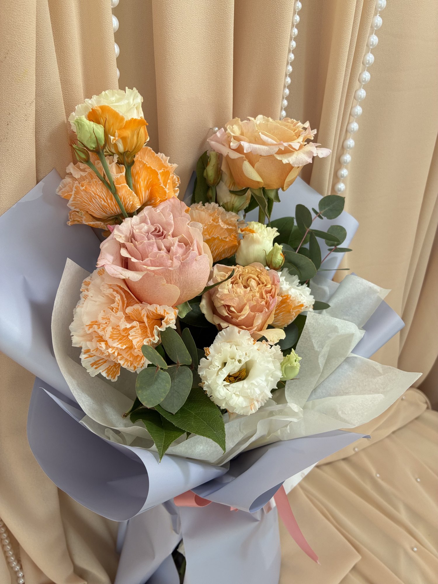 Peach Velvet – Buchet Elegant cu Eustoma VIP și Trandafiri Piersică - Imagine 2