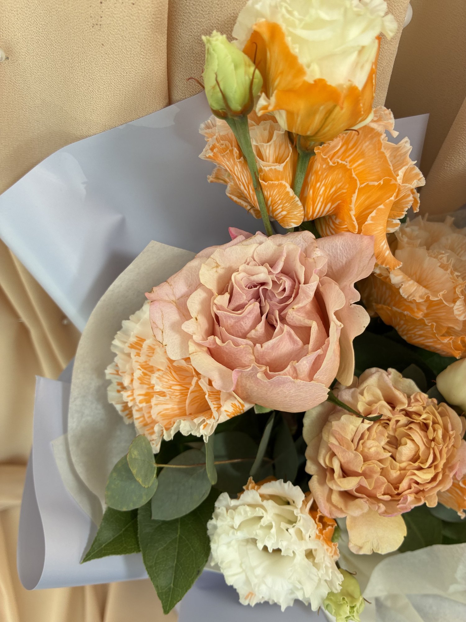 Peach Velvet – Buchet Elegant cu Eustoma VIP și Trandafiri Piersică - Imagine 3
