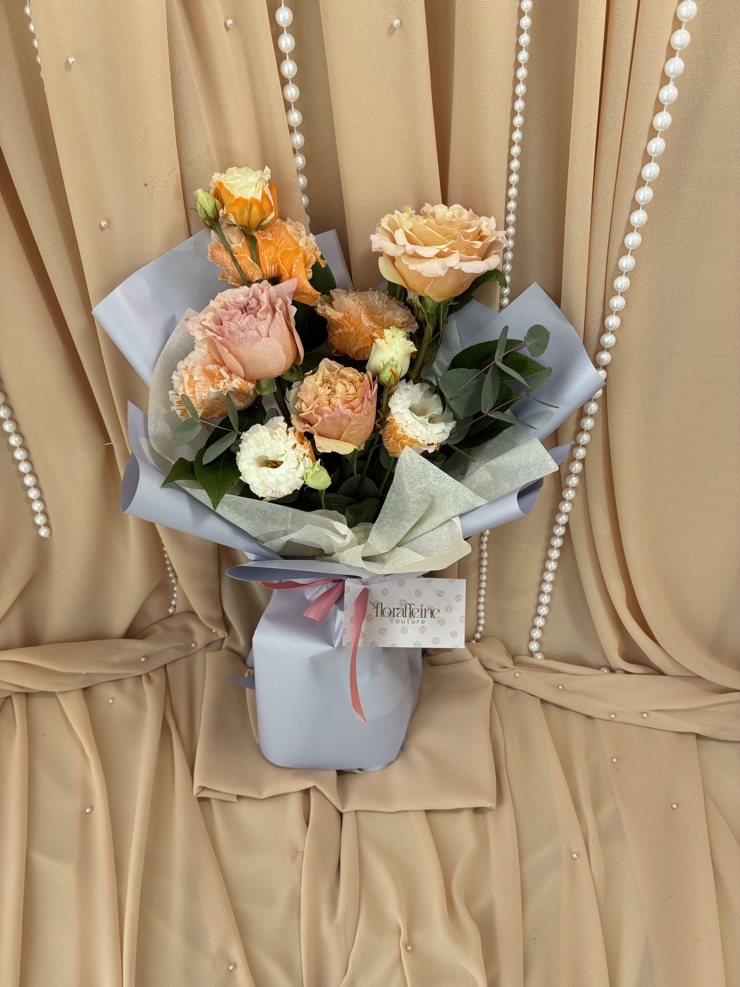 Peach Velvet – Buchet Elegant cu Eustoma VIP și Trandafiri Piersică - Imagine 4