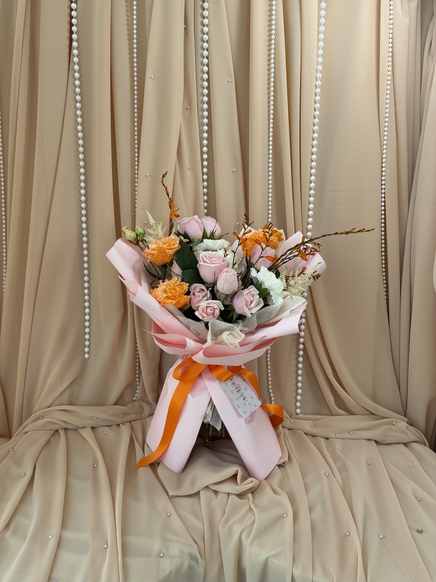 Blush Sunset – Buchet Elegant cu Eustoma VIP, Miniroze și Crocosmia