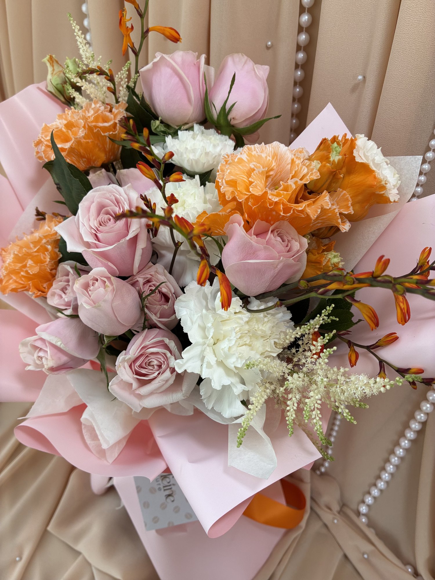 Blush Sunset – Buchet Elegant cu Eustoma VIP, Miniroze și Crocosmia - Imagine 2
