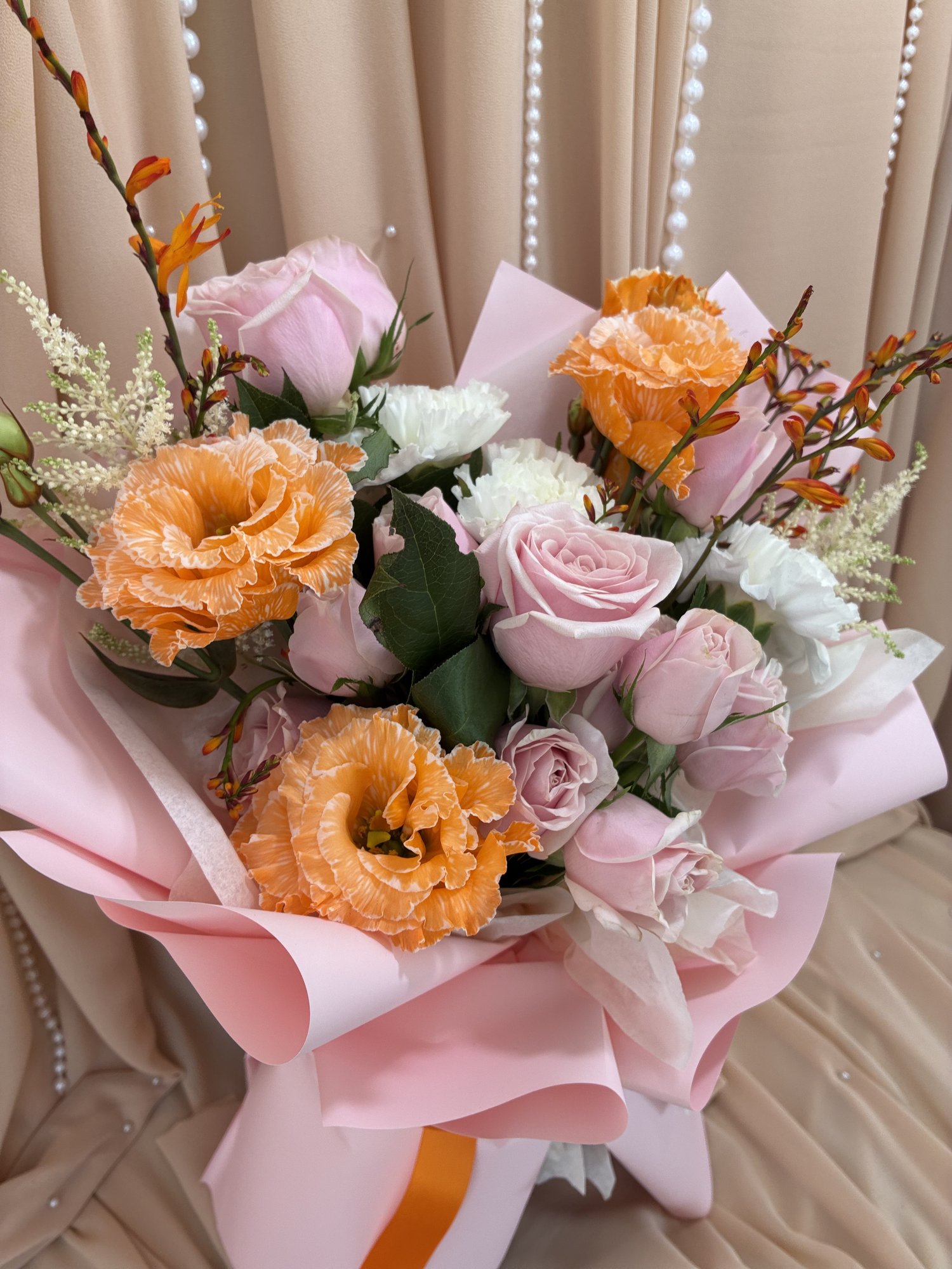 Blush Sunset – Buchet Elegant cu Eustoma VIP, Miniroze și Crocosmia - Imagine 3