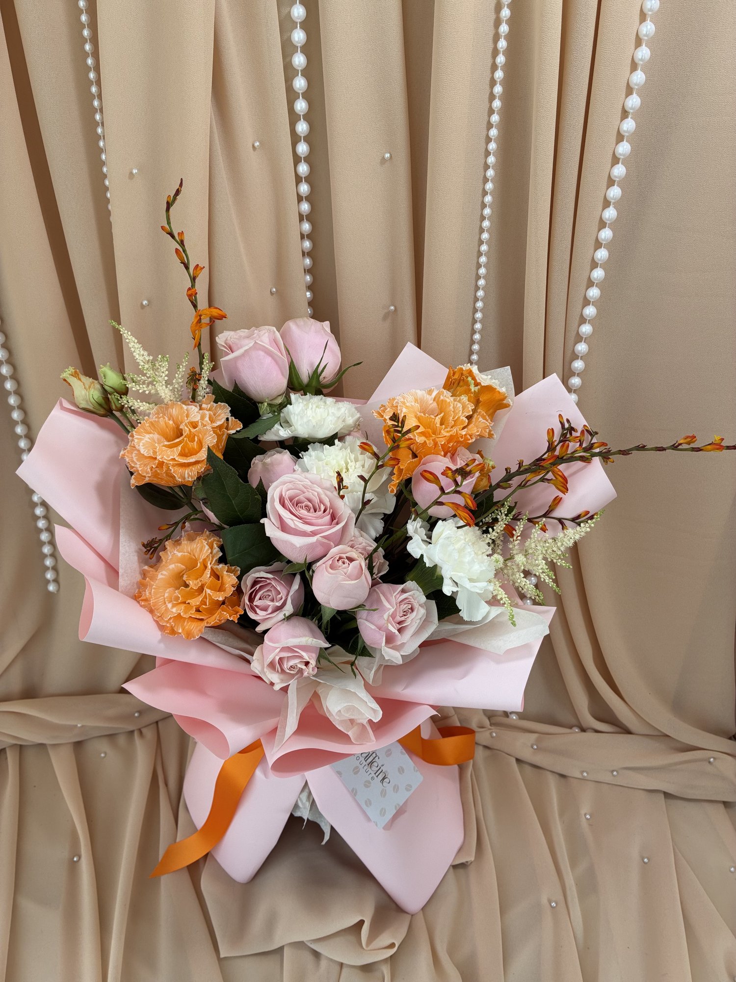 Blush Sunset – Buchet Elegant cu Eustoma VIP, Miniroze și Crocosmia - Imagine 4