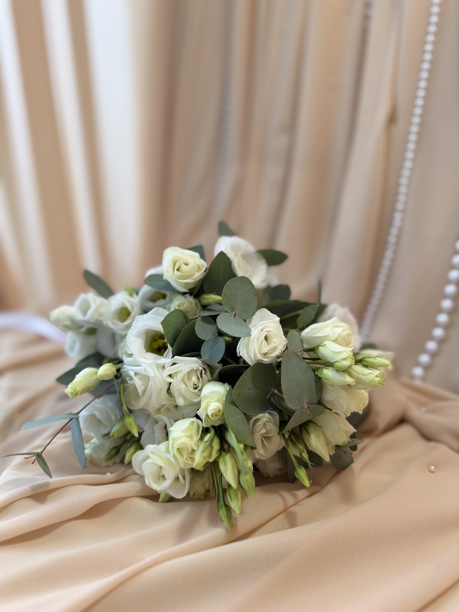 Ivory Promise – Buchet de Cununie Elegant cu Eustoma Albă și Eucalipt