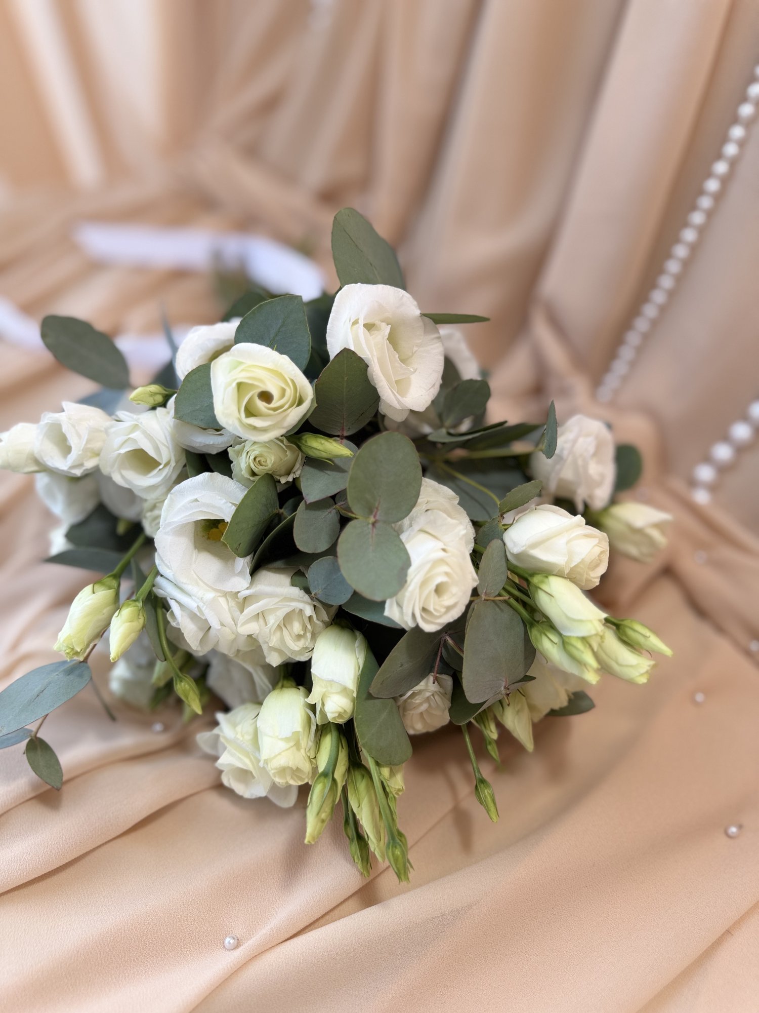 Ivory Promise – Buchet de Cununie Elegant cu Eustoma Albă și Eucalipt - Imagine 2