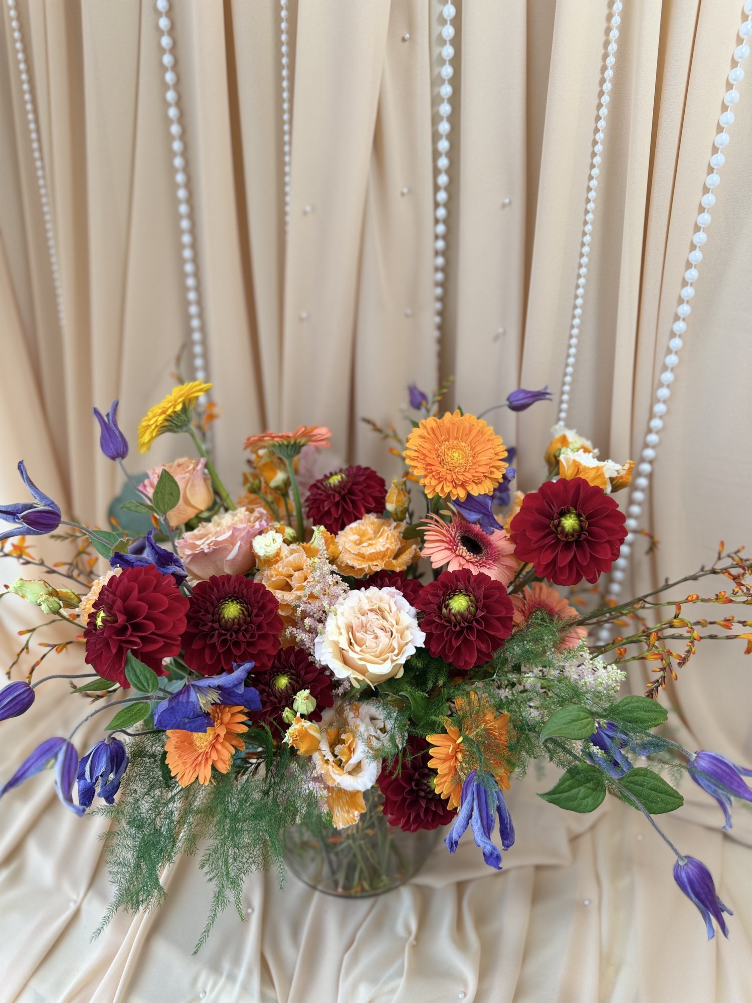 Autumn Reverie – Aranjament Floral Premium cu Dalii, Clematis și Gerbere Colorate