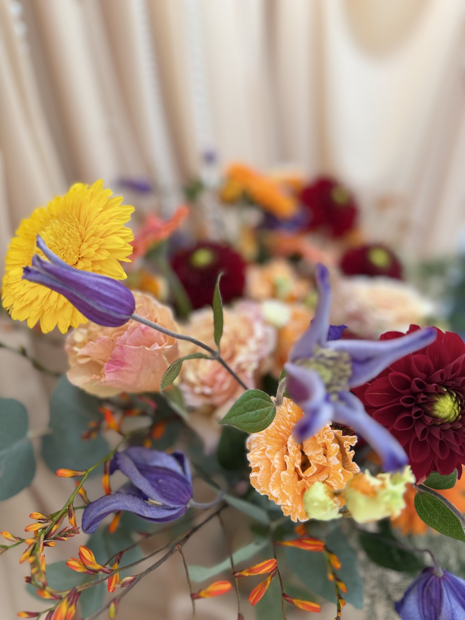 Autumn Reverie – Aranjament Floral Premium cu Dalii, Clematis și Gerbere Colorate - Imagine 4
