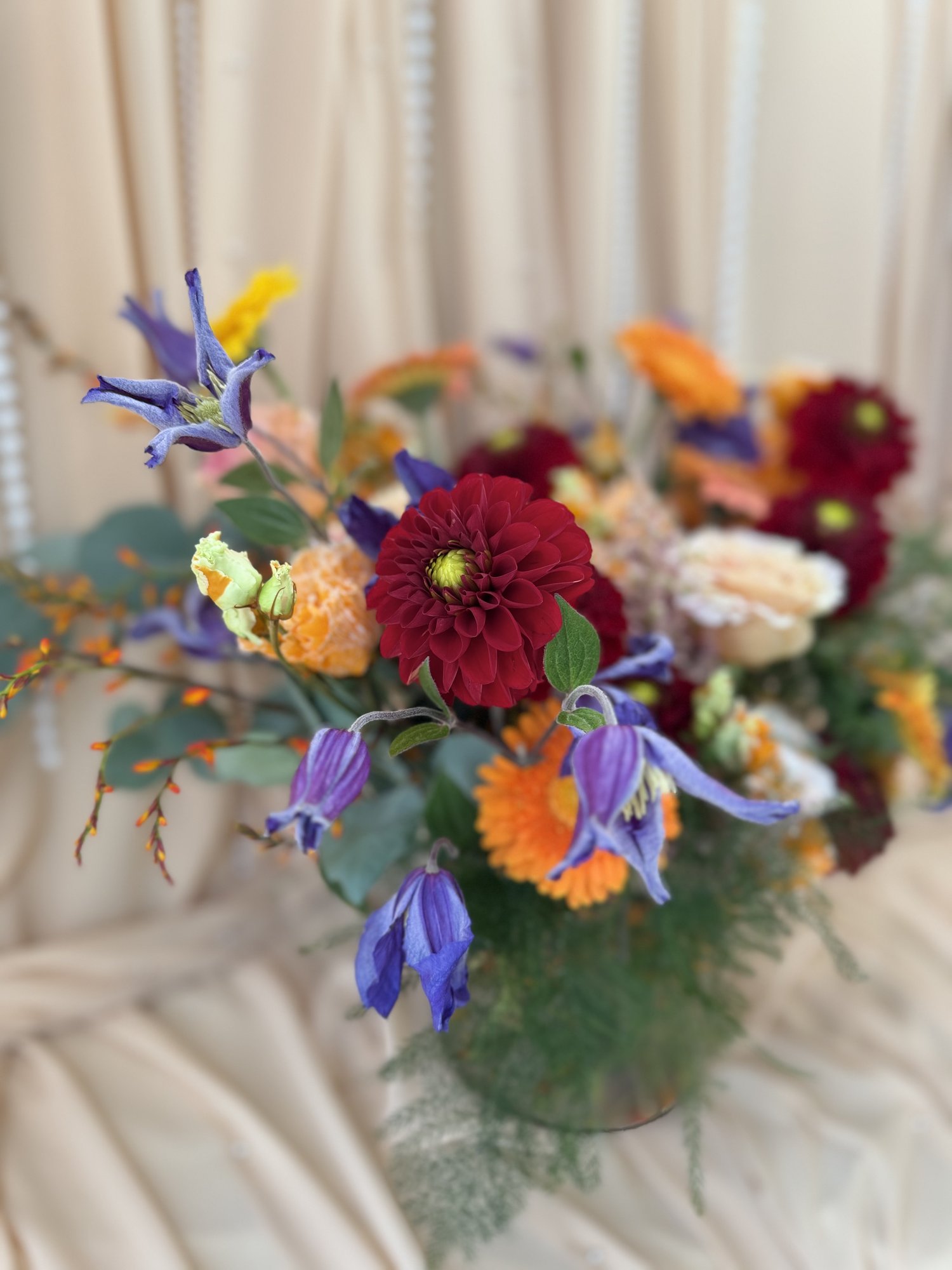 Autumn Reverie – Aranjament Floral Premium cu Dalii, Clematis și Gerbere Colorate - Imagine 5