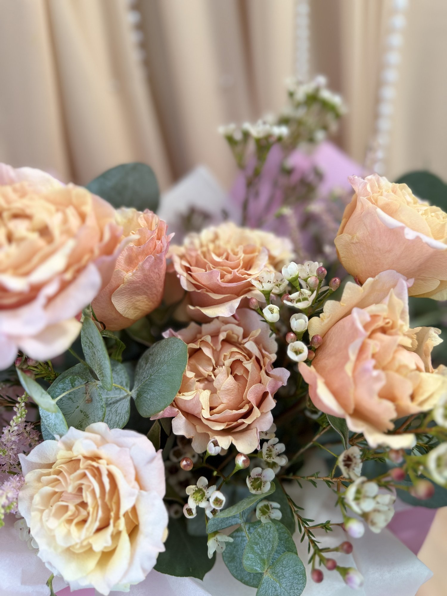 Peach Blossom – Buchet Elegant cu Trandafiri Garden Peach și Waxflower - Imagine 3