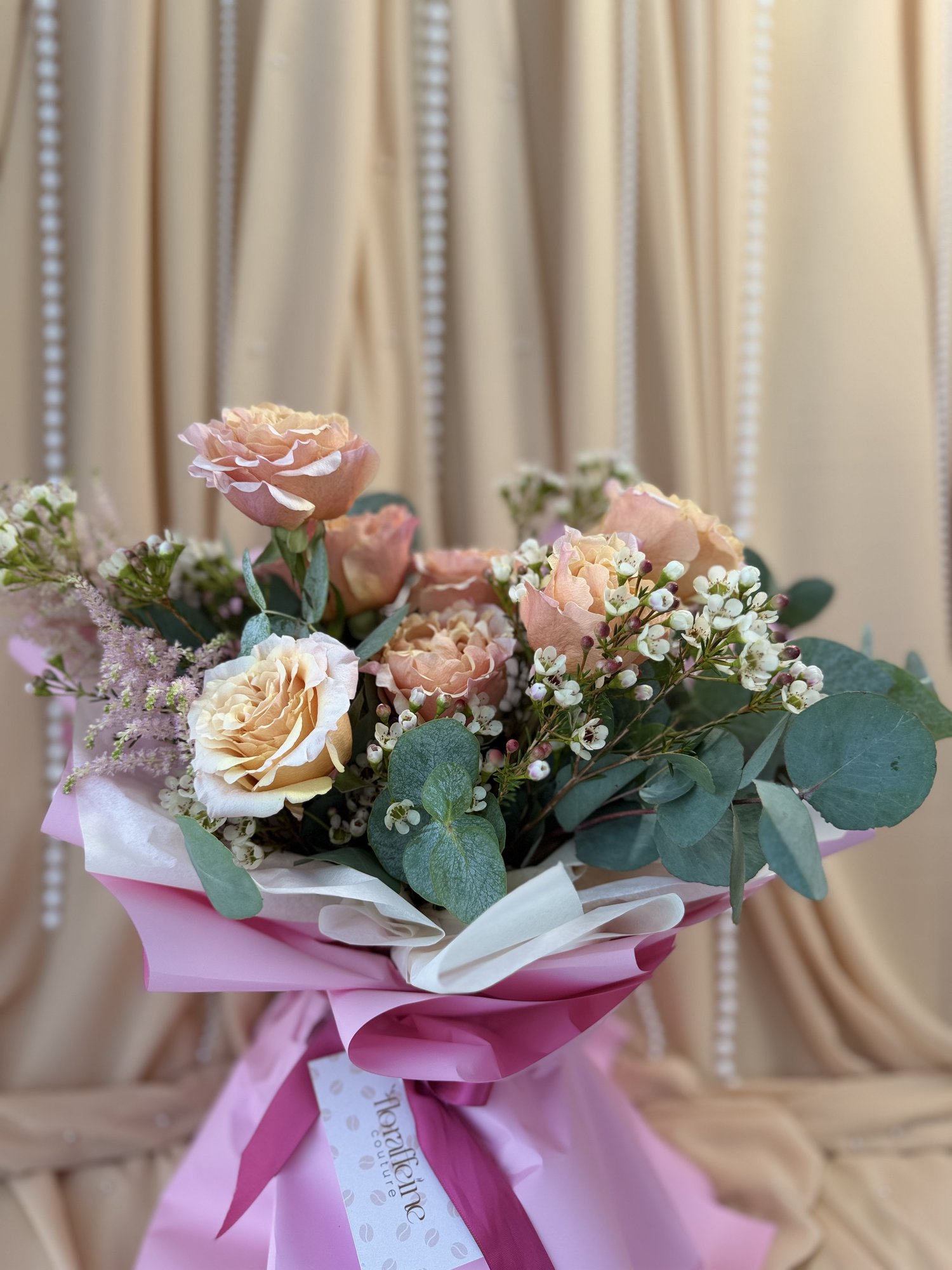 Peach Blossom – Buchet Elegant cu Trandafiri Garden Peach și Waxflower - Imagine 4