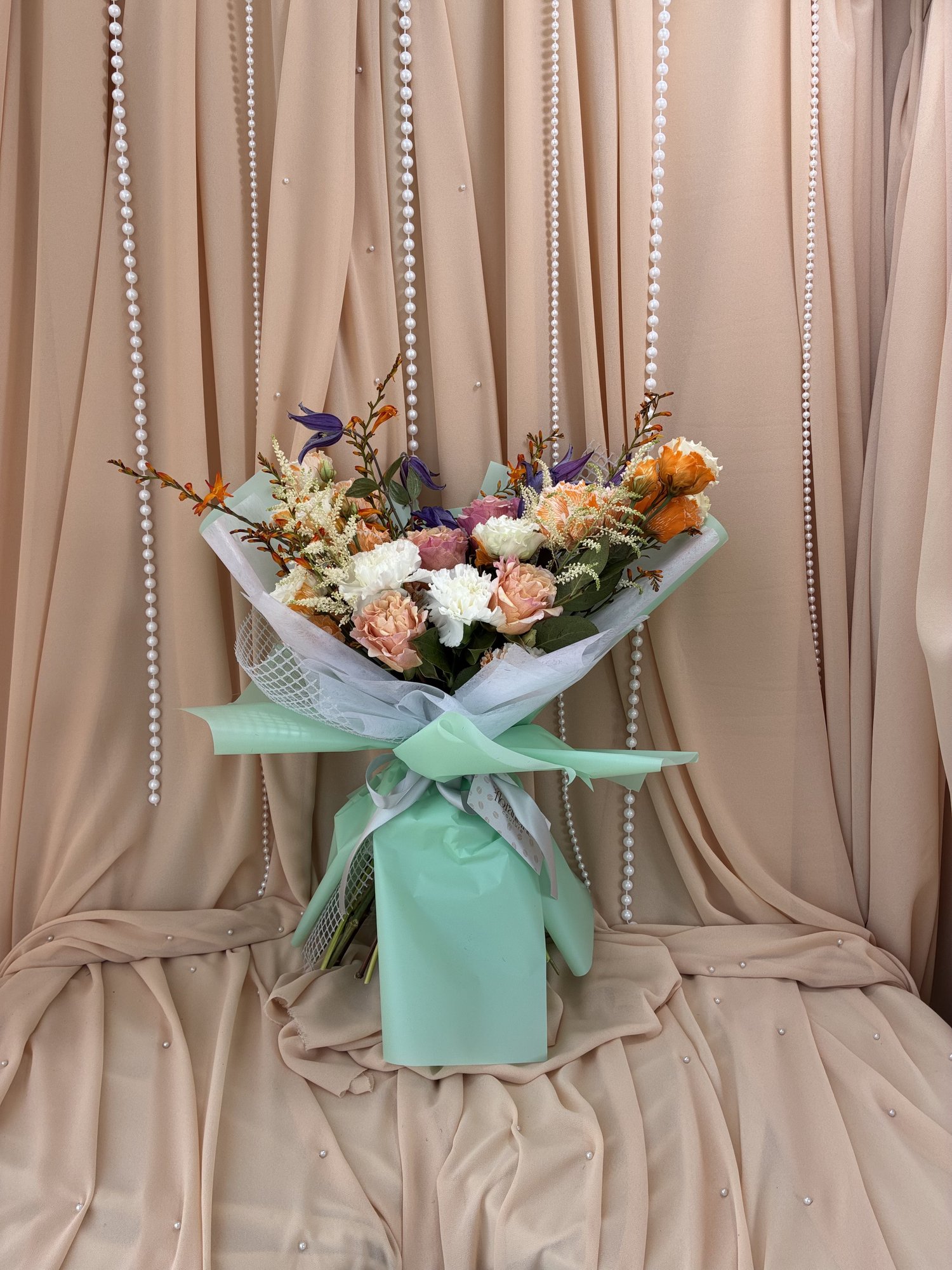 Autumn Reverie – Buchet Premium cu Eustoma VIP, Garoafe Albe și Clematis