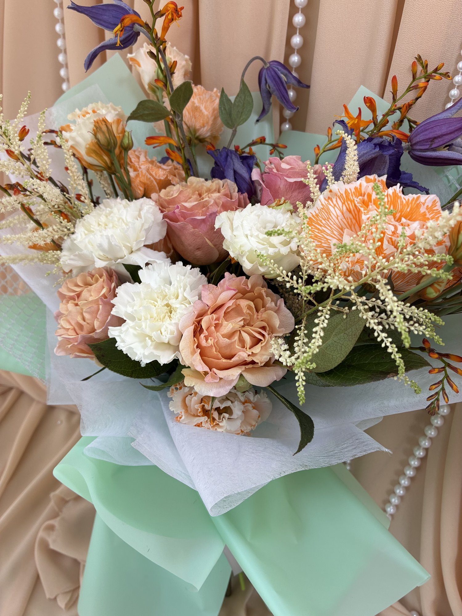 Autumn Reverie – Buchet Premium cu Eustoma VIP, Garoafe Albe și Clematis - Imagine 2