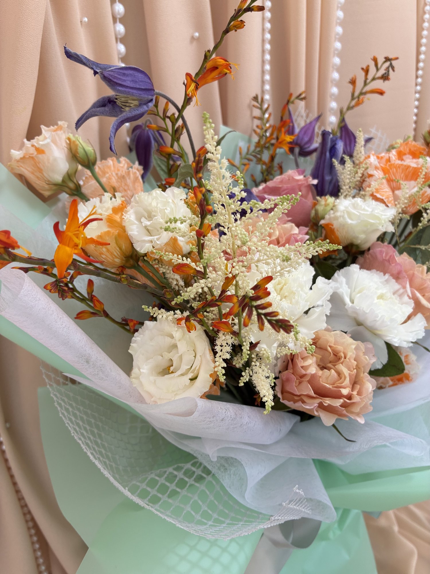 Autumn Reverie – Buchet Premium cu Eustoma VIP, Garoafe Albe și Clematis - Imagine 3