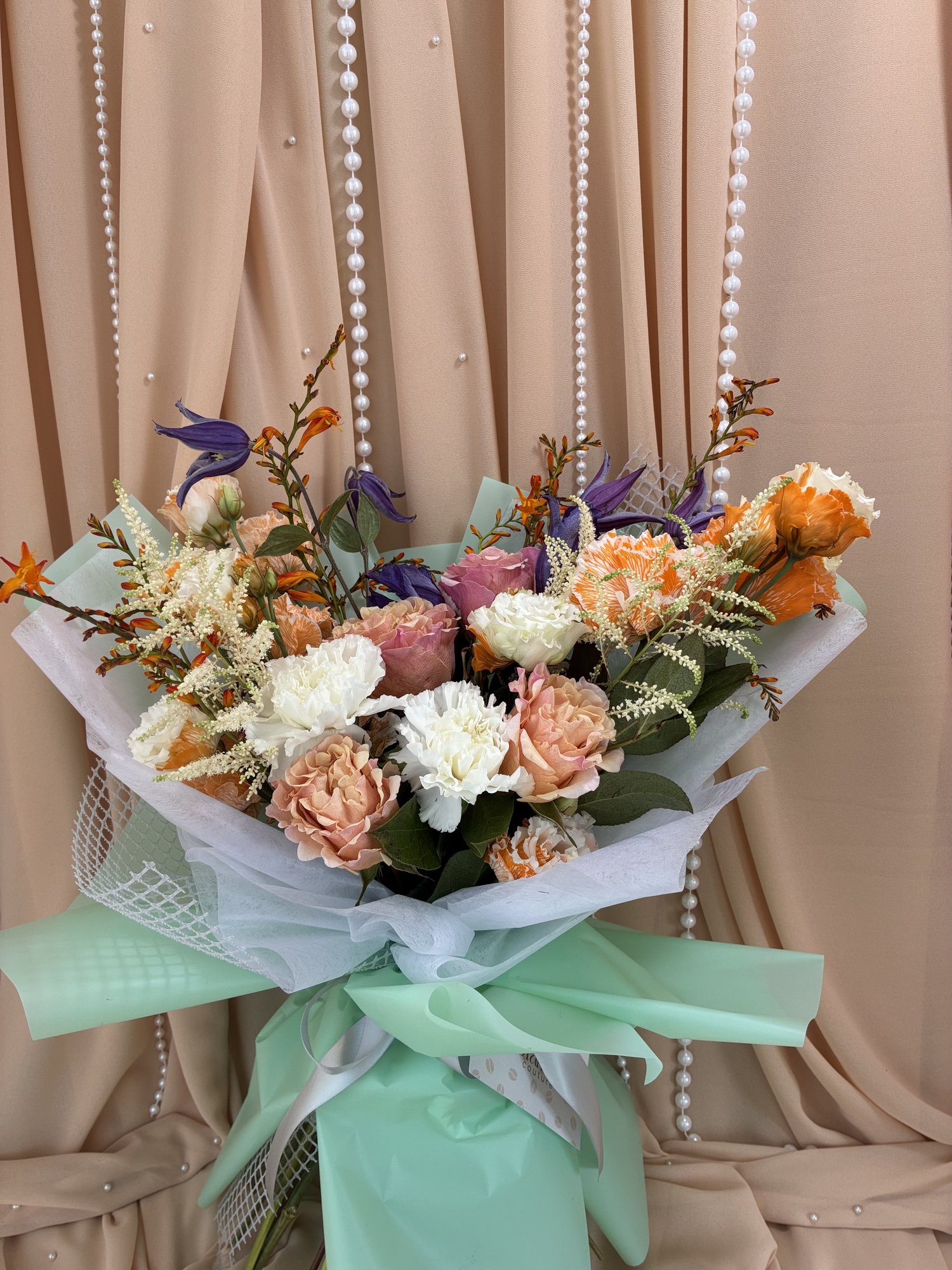 Autumn Reverie – Buchet Premium cu Eustoma VIP, Garoafe Albe și Clematis - Imagine 4