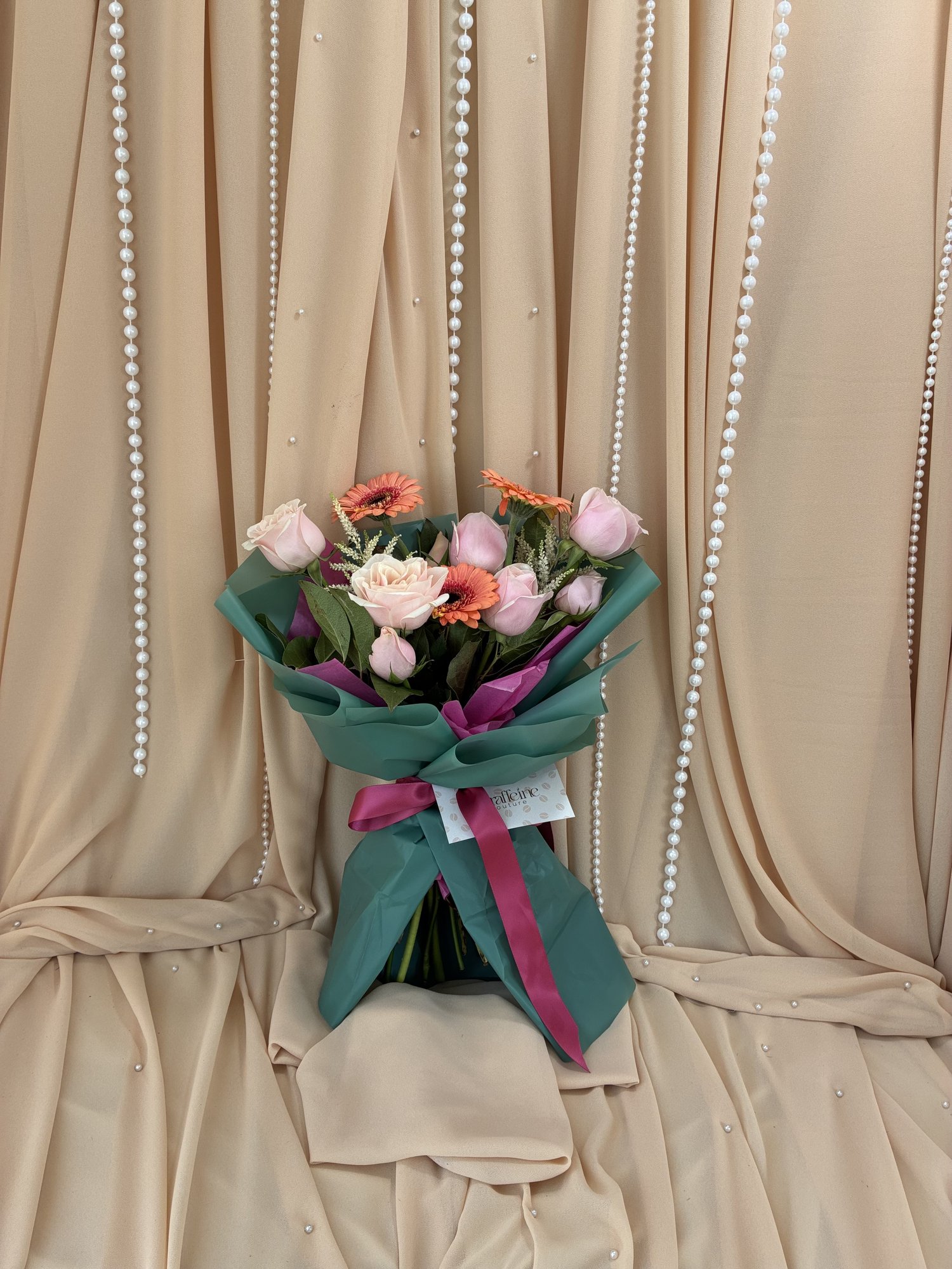 Blush Melody – Buchet Delicat cu Gerbera Somon și Miniroze Roz