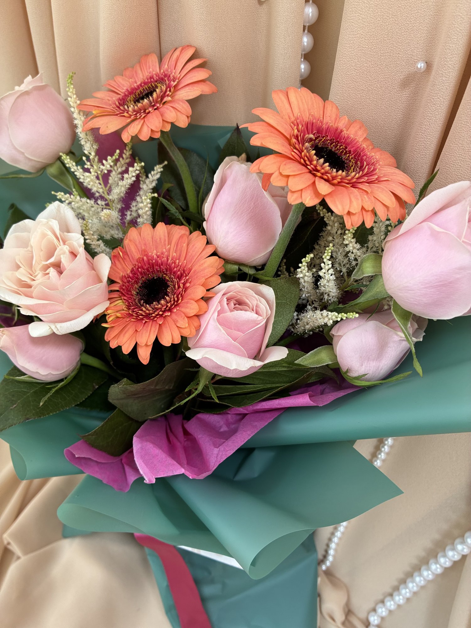 Blush Melody – Buchet Delicat cu Gerbera Somon și Miniroze Roz - Imagine 2