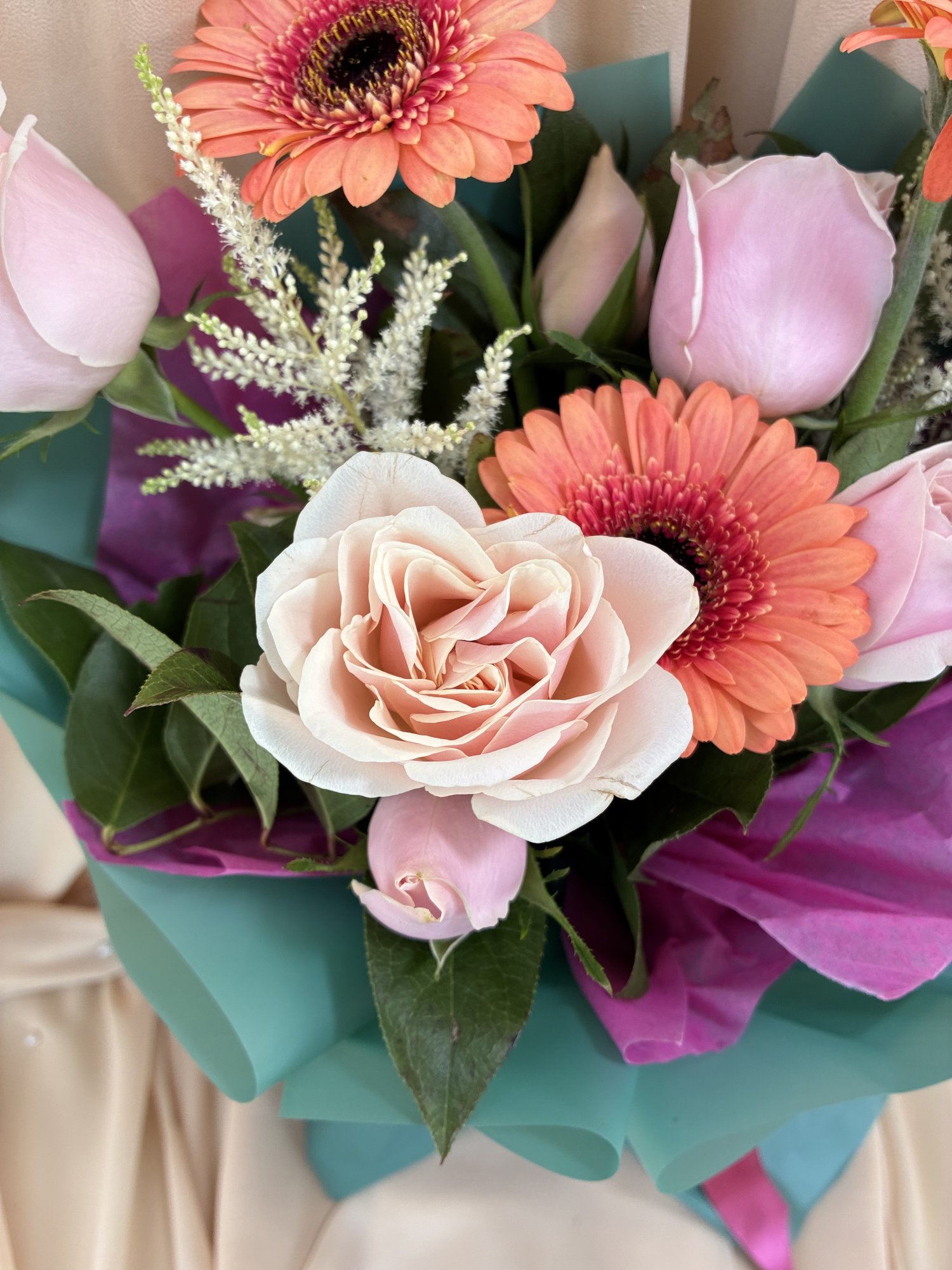 Blush Melody – Buchet Delicat cu Gerbera Somon și Miniroze Roz - Imagine 3