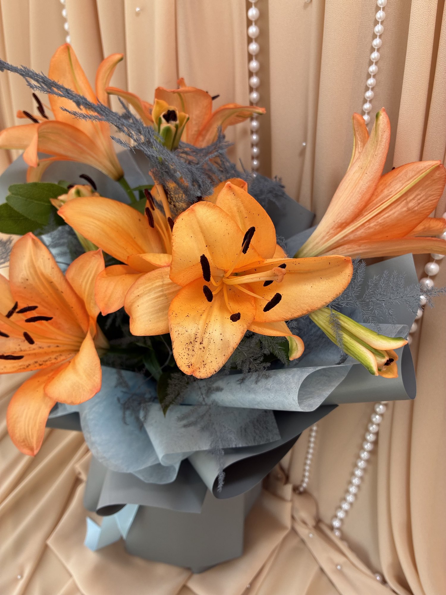 Sunset Flame – Buchet Elegant cu Crini Portocalii și Asparagus Gri - Imagine 2
