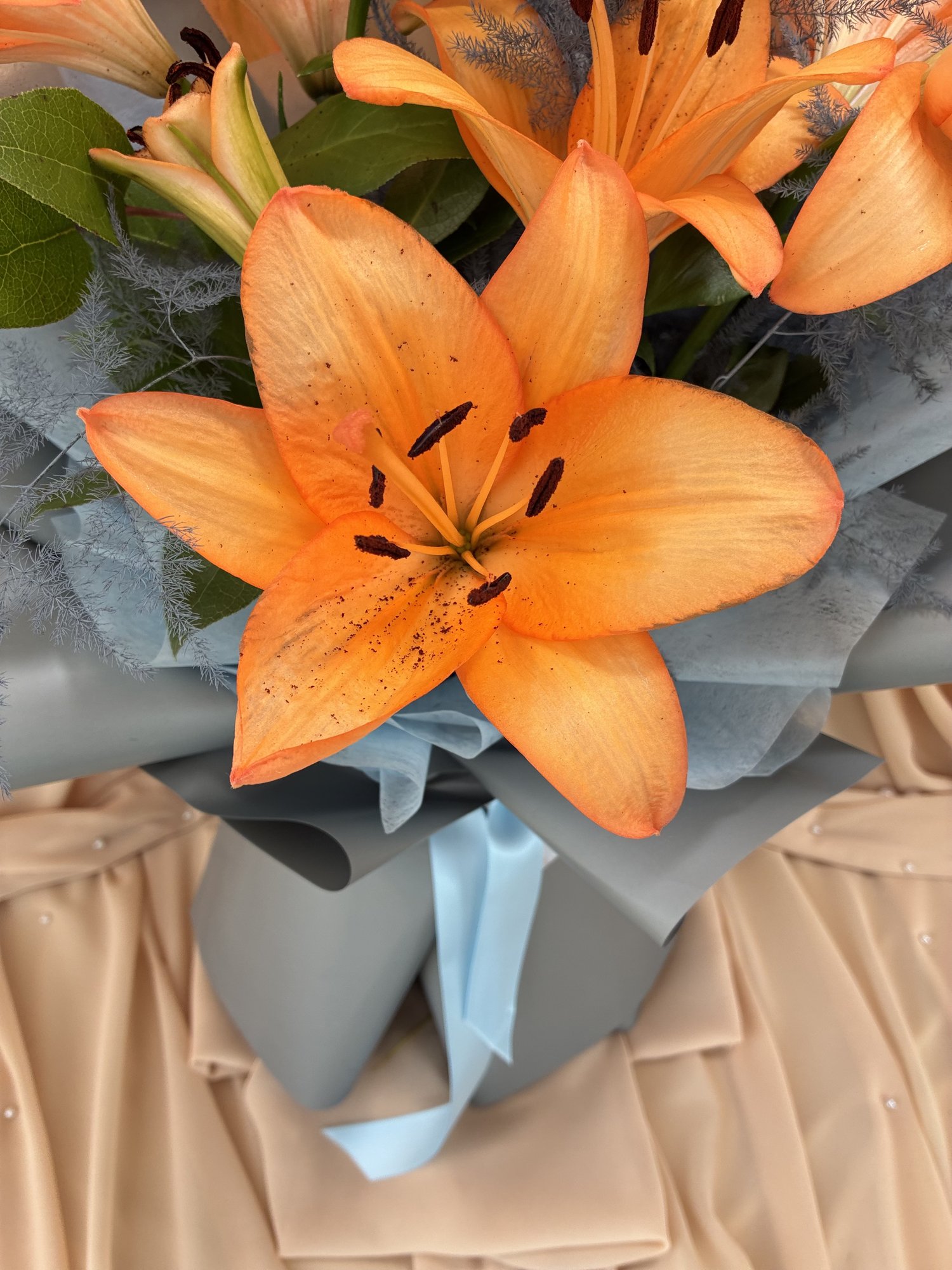 Sunset Flame – Buchet Elegant cu Crini Portocalii și Asparagus Gri - Imagine 3