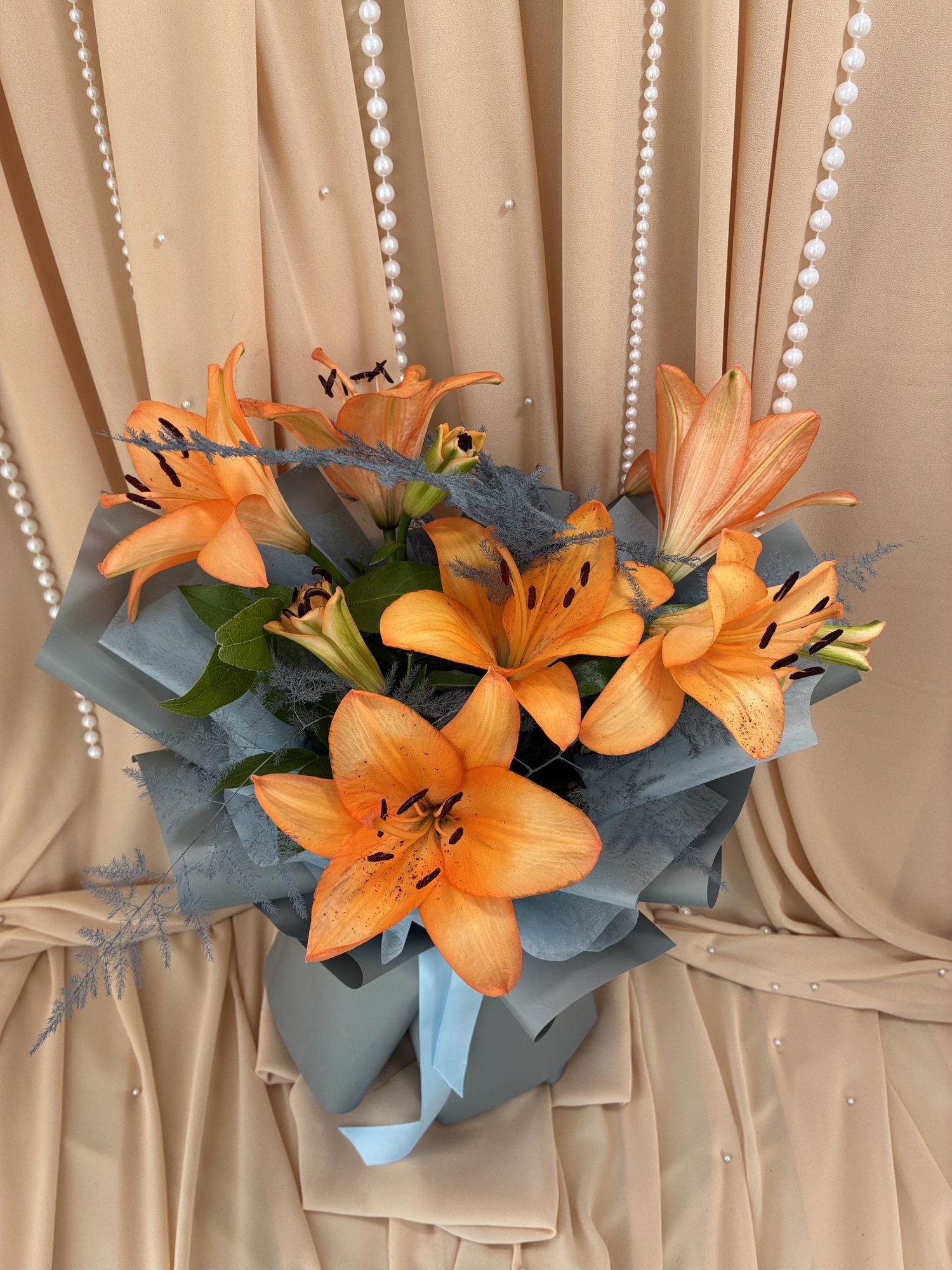 Sunset Flame – Buchet Elegant cu Crini Portocalii și Asparagus Gri - Imagine 4