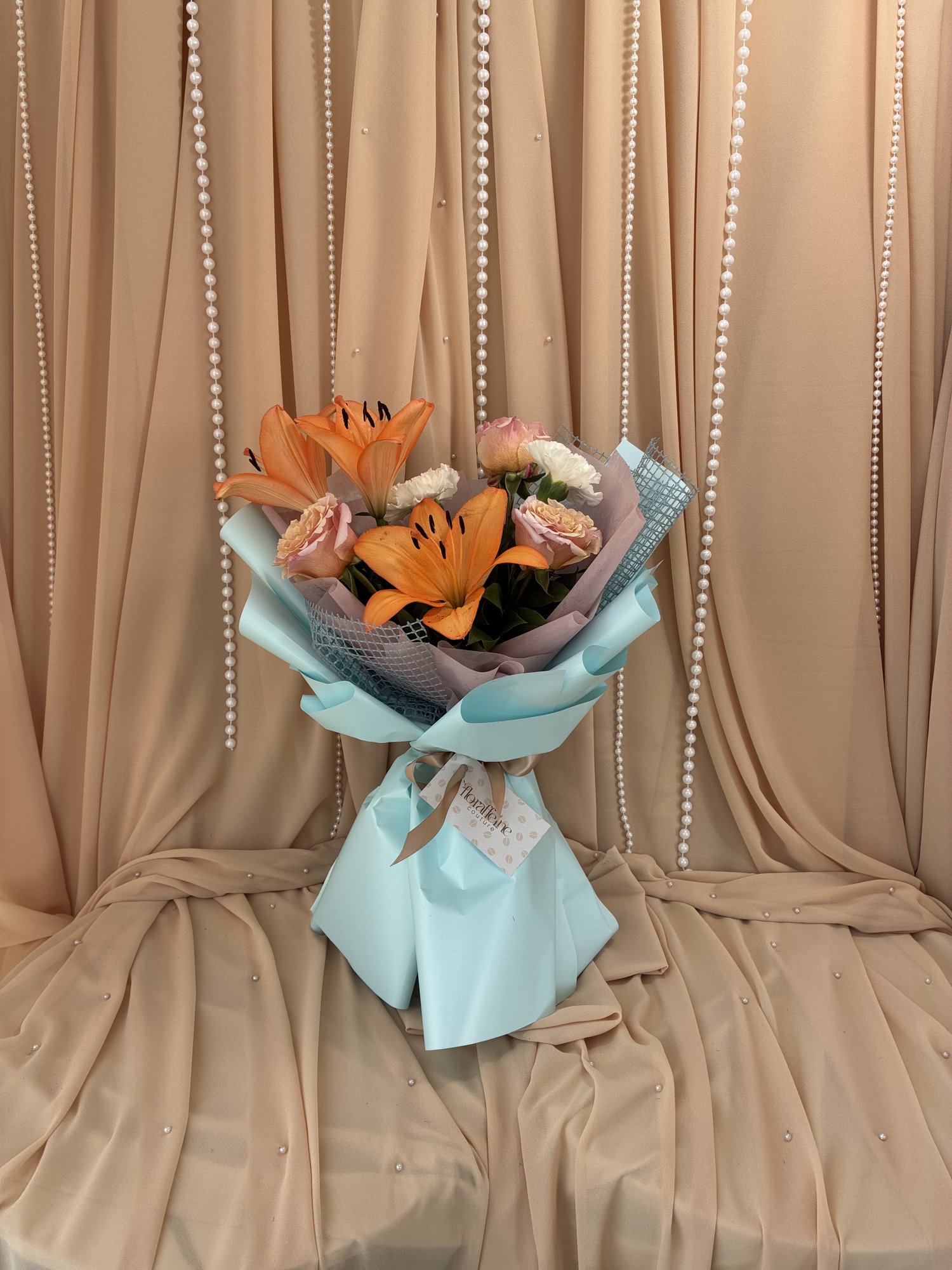 Apricot Charm – Buchet Elegant cu Crini Portocalii și Trandafiri Roz