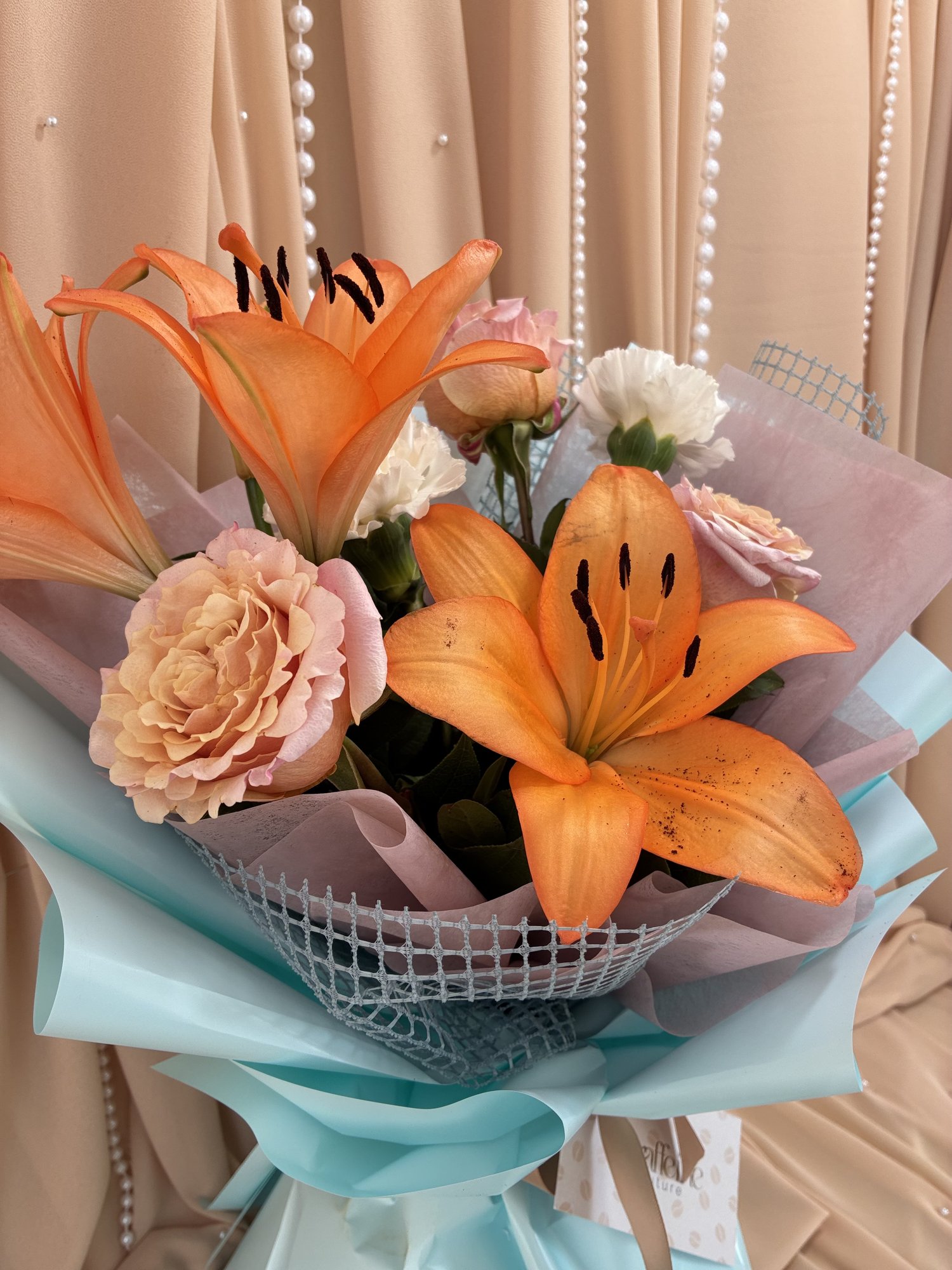 Apricot Charm – Buchet Elegant cu Crini Portocalii și Trandafiri Roz - Imagine 2