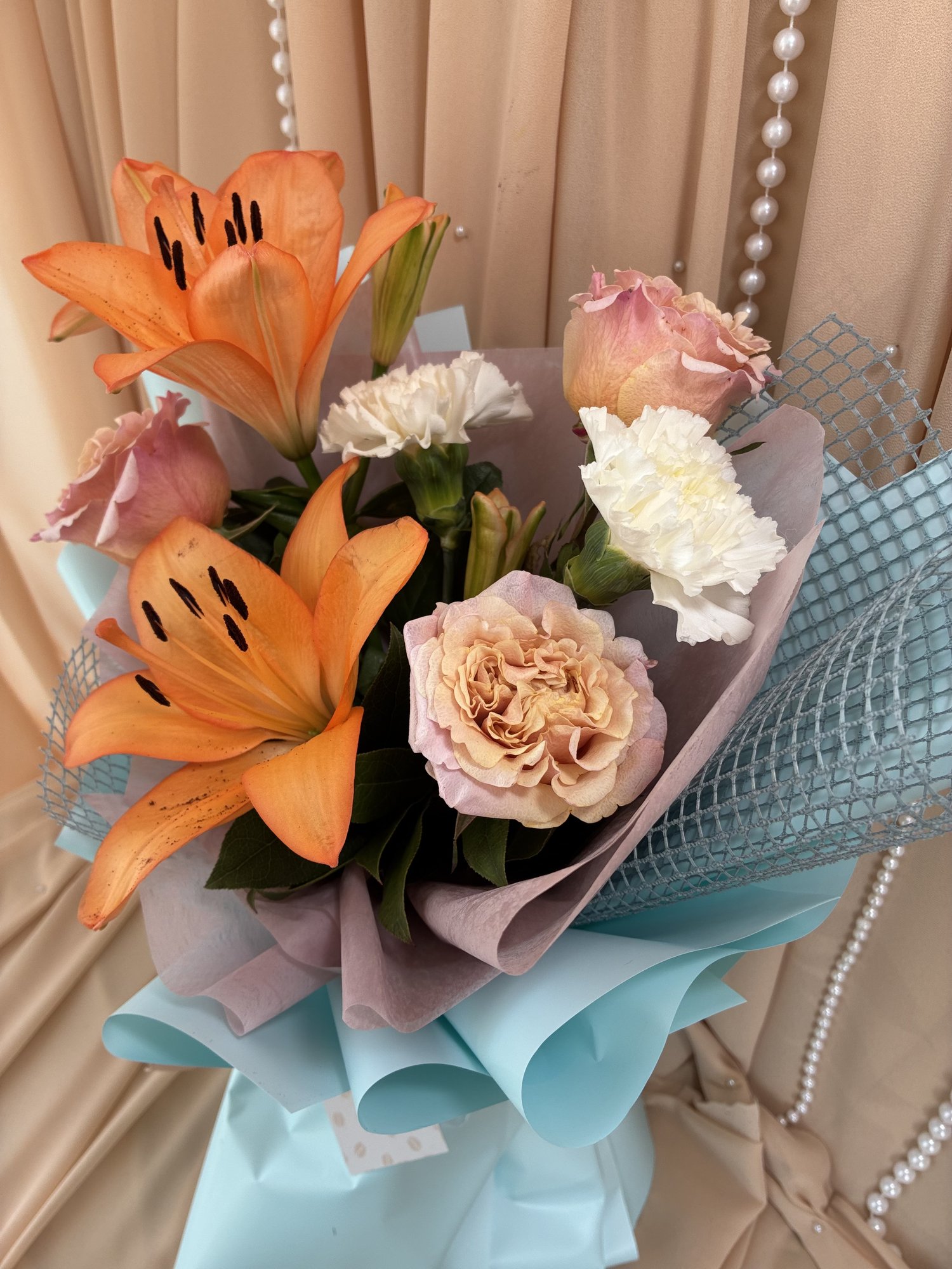 Apricot Charm – Buchet Elegant cu Crini Portocalii și Trandafiri Roz - Imagine 3