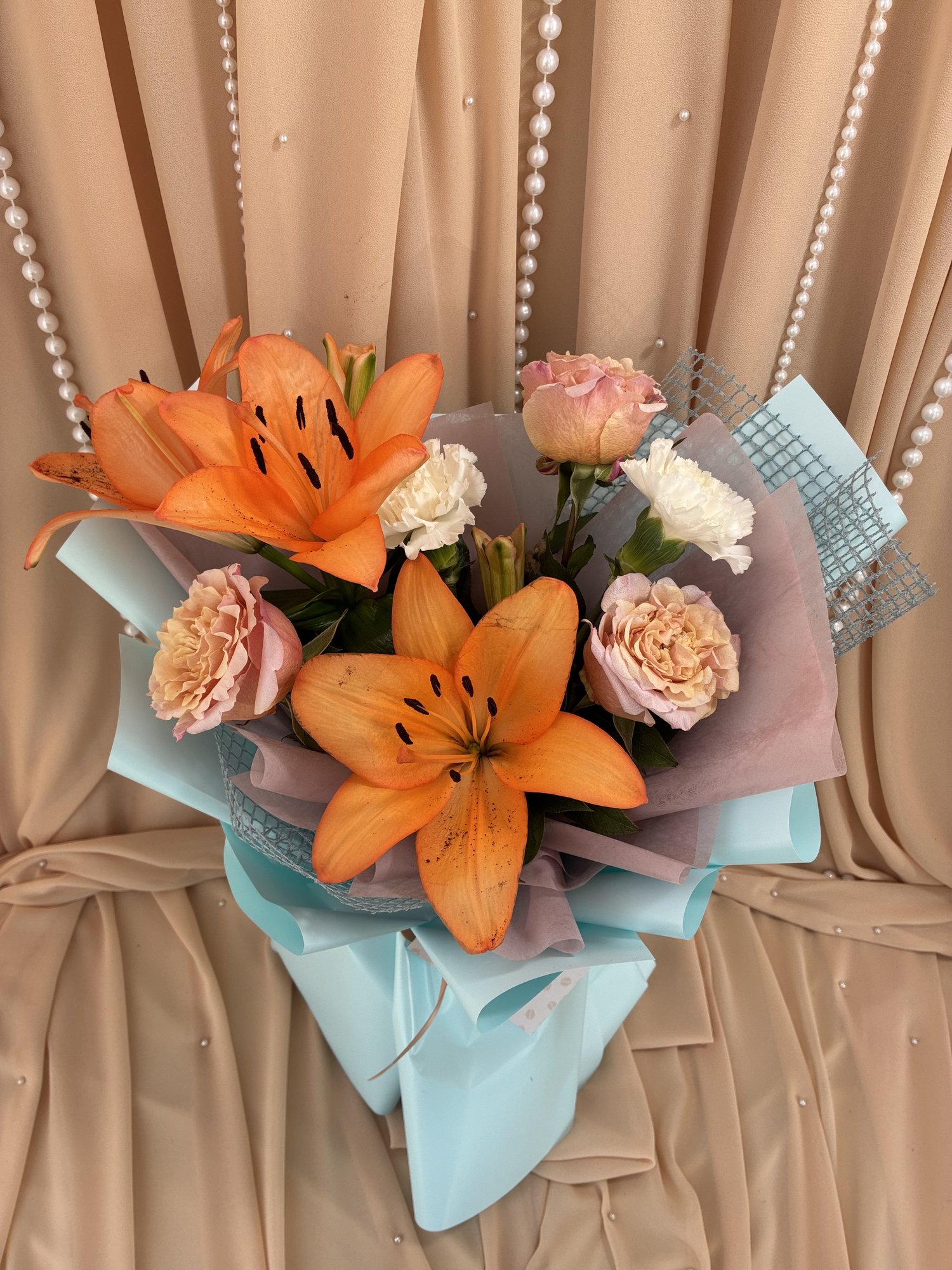 Apricot Charm – Buchet Elegant cu Crini Portocalii și Trandafiri Roz - Imagine 4