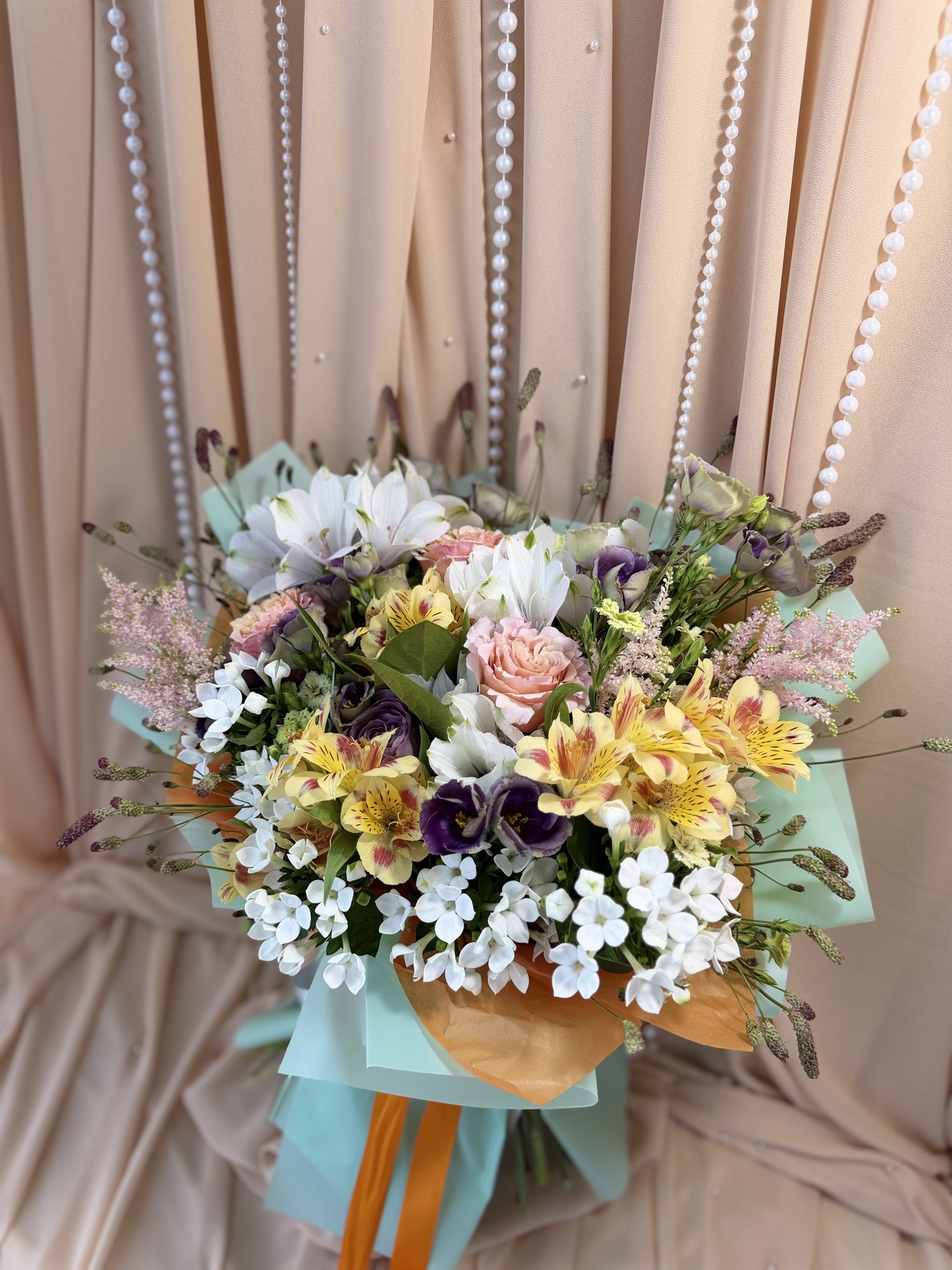 Secret Garden – Buchet Premium cu Trandafiri Roz, Eustoma Mov și Bouvardia Albă
