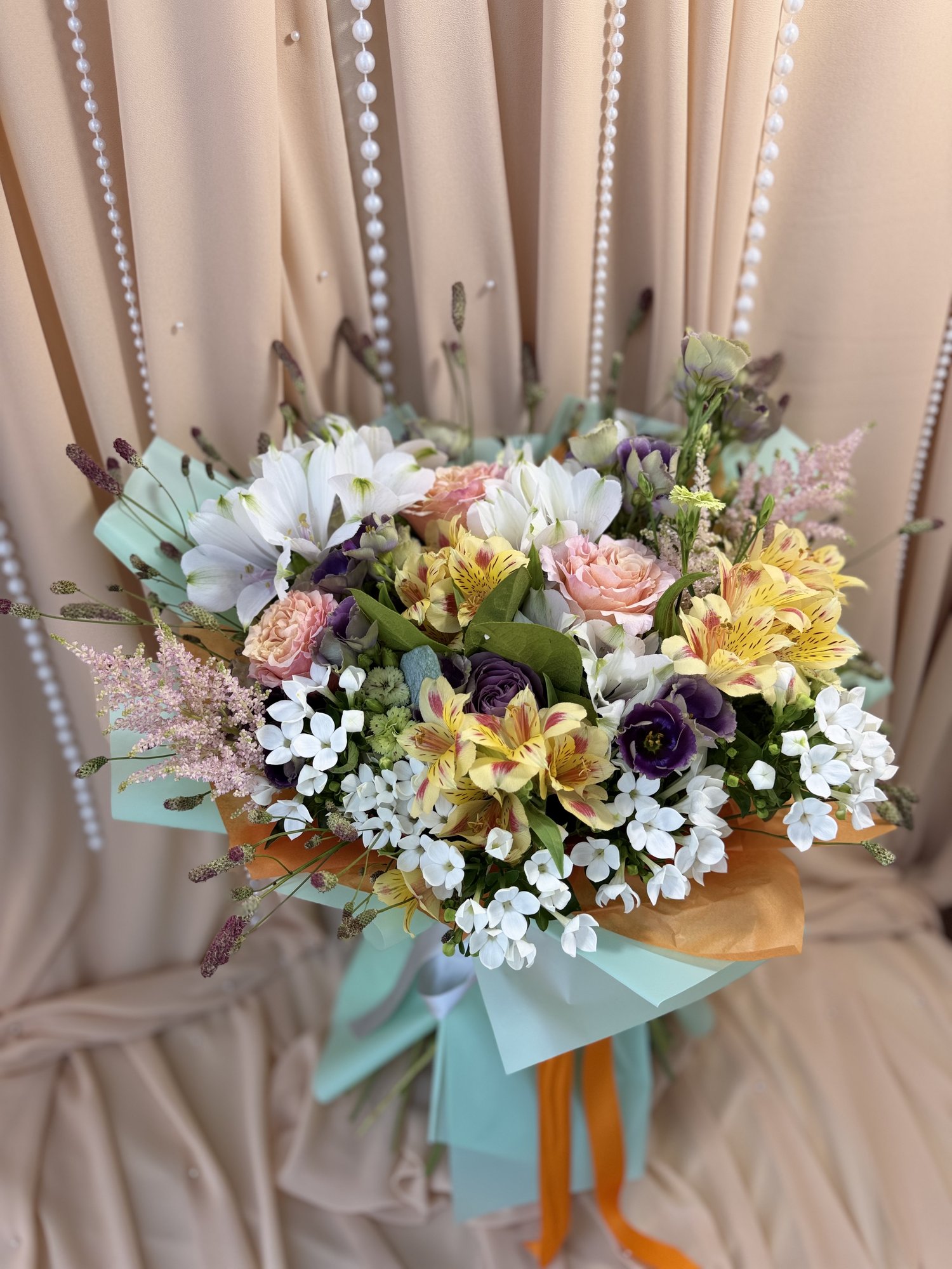 Secret Garden – Buchet Premium cu Trandafiri Roz, Eustoma Mov și Bouvardia Albă - Imagine 2