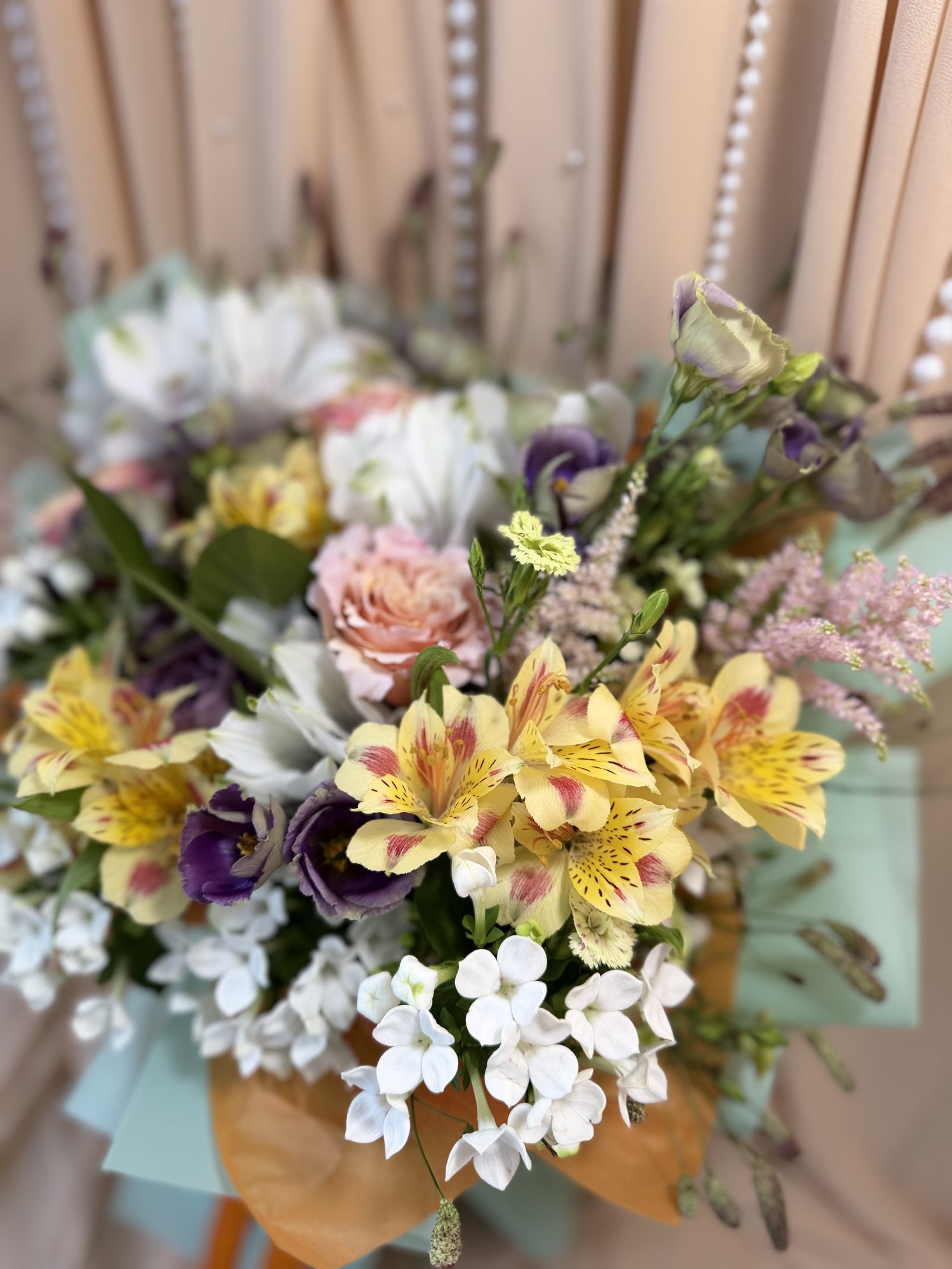 Secret Garden – Buchet Premium cu Trandafiri Roz, Eustoma Mov și Bouvardia Albă - Imagine 3
