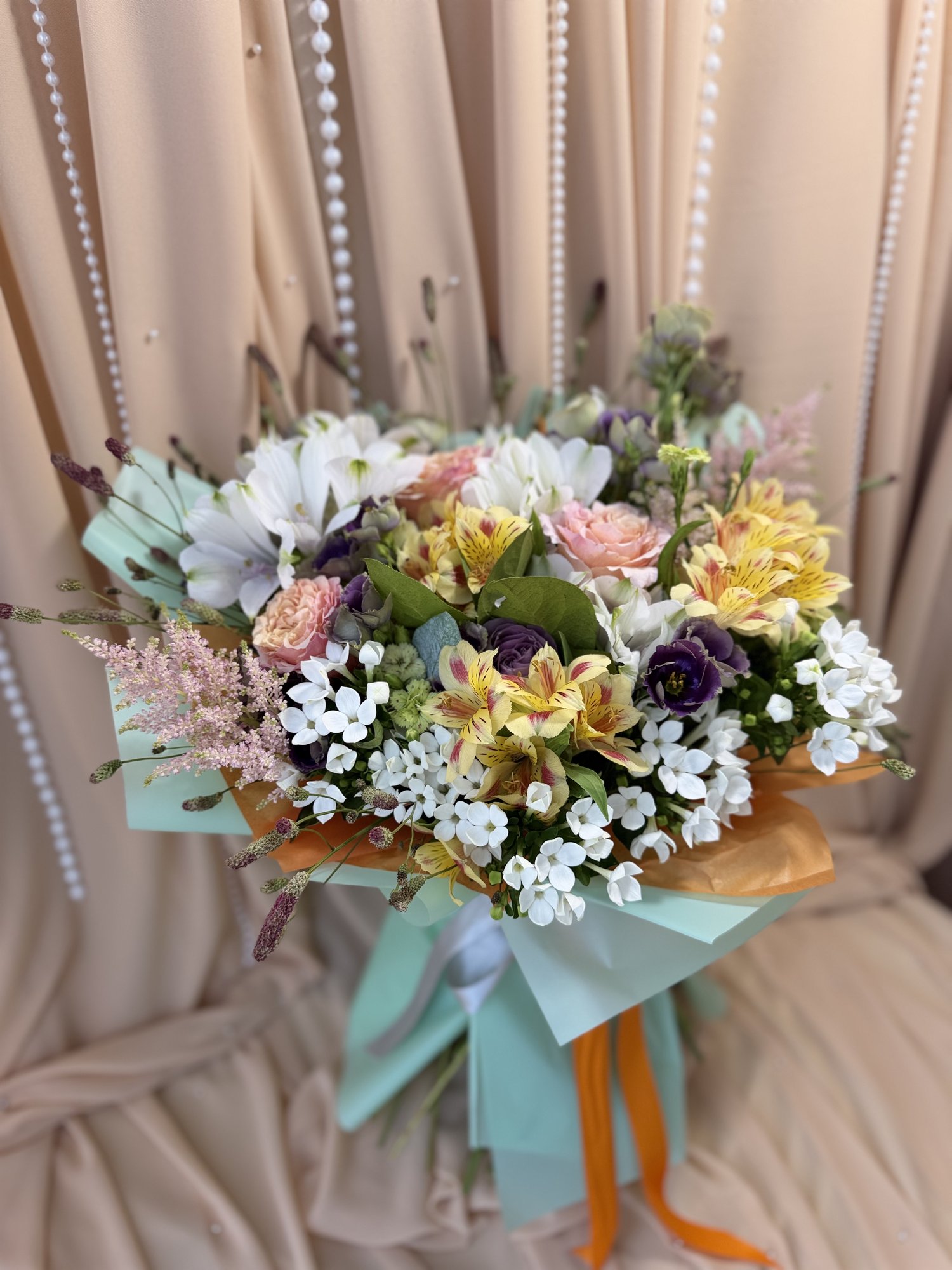 Secret Garden – Buchet Premium cu Trandafiri Roz, Eustoma Mov și Bouvardia Albă - Imagine 4
