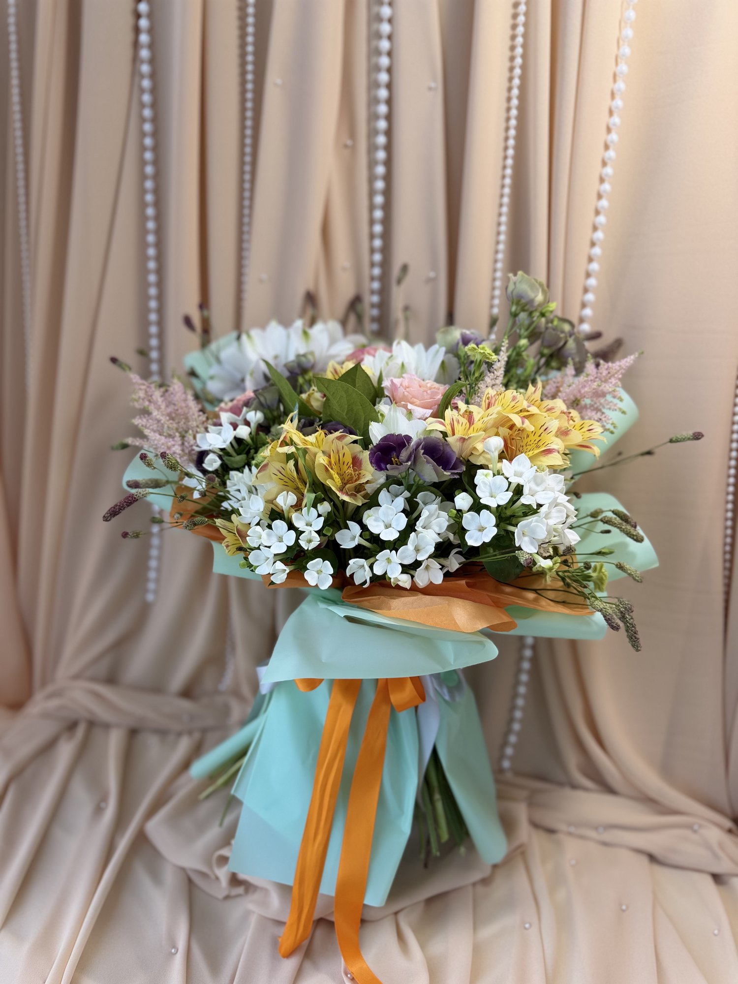 Secret Garden – Buchet Premium cu Trandafiri Roz, Eustoma Mov și Bouvardia Albă - Imagine 5