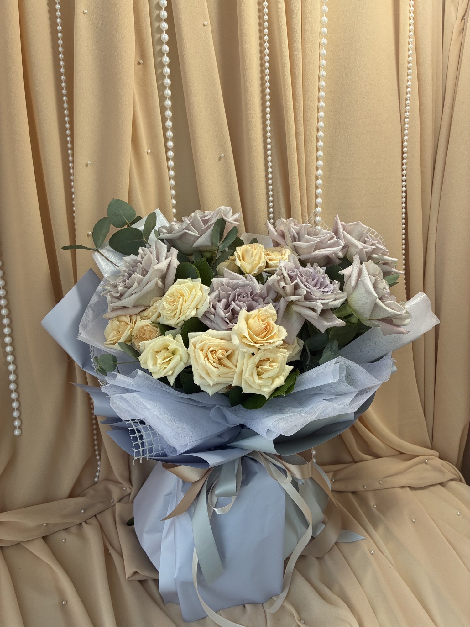 Opaline Veil – Buchet Luxury cu Trandafiri Lavender și Miniroze Crem