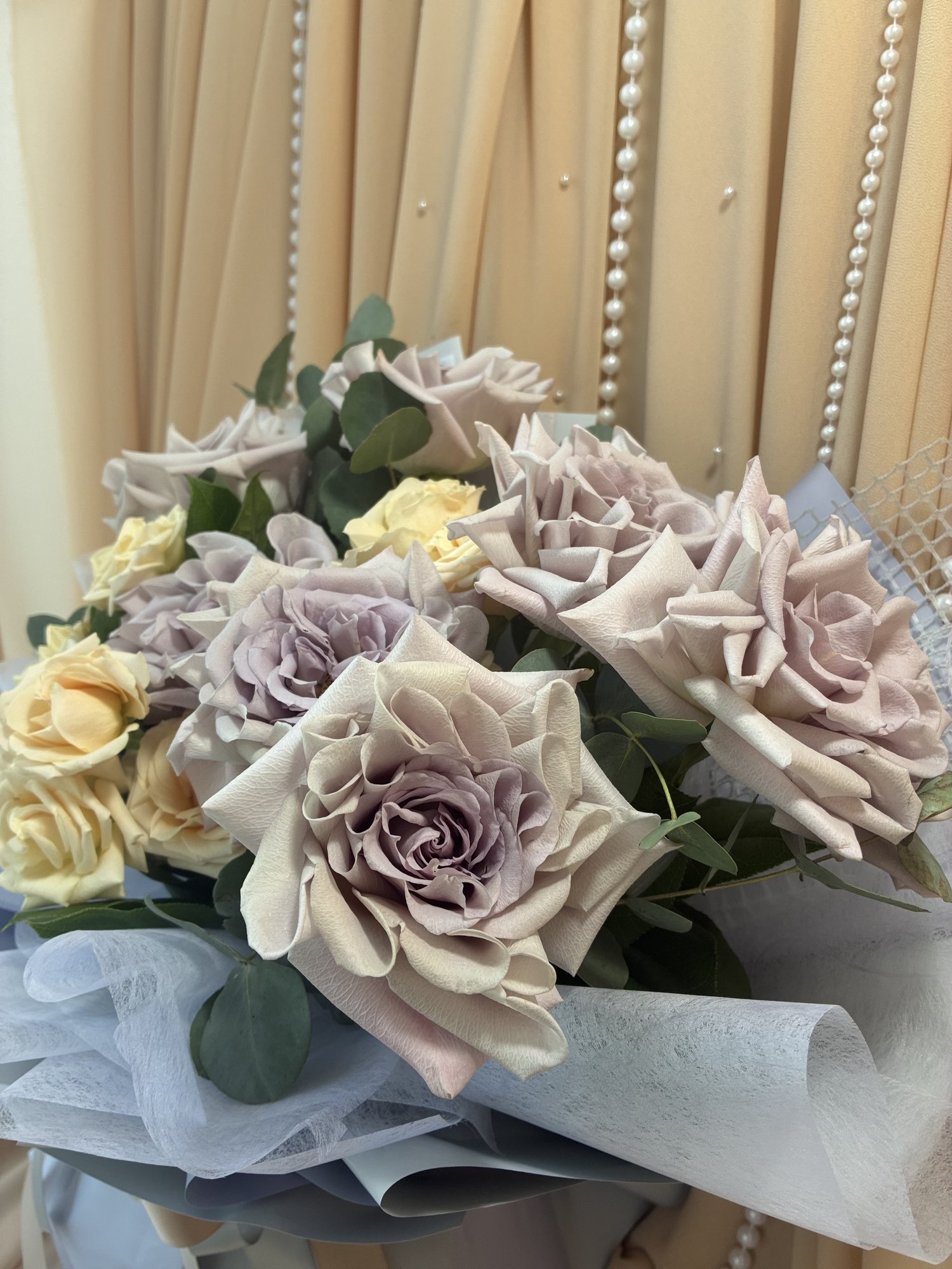 Opaline Veil – Buchet Luxury cu Trandafiri Lavender și Miniroze Crem - Imagine 2
