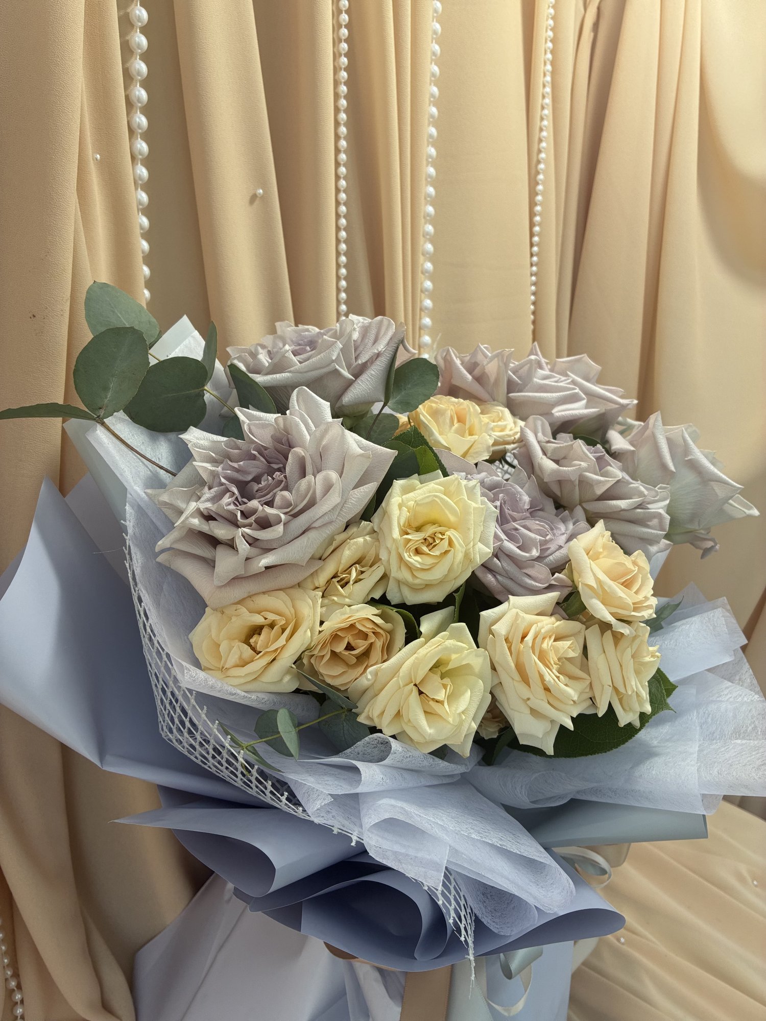 Opaline Veil – Buchet Luxury cu Trandafiri Lavender și Miniroze Crem - Imagine 3