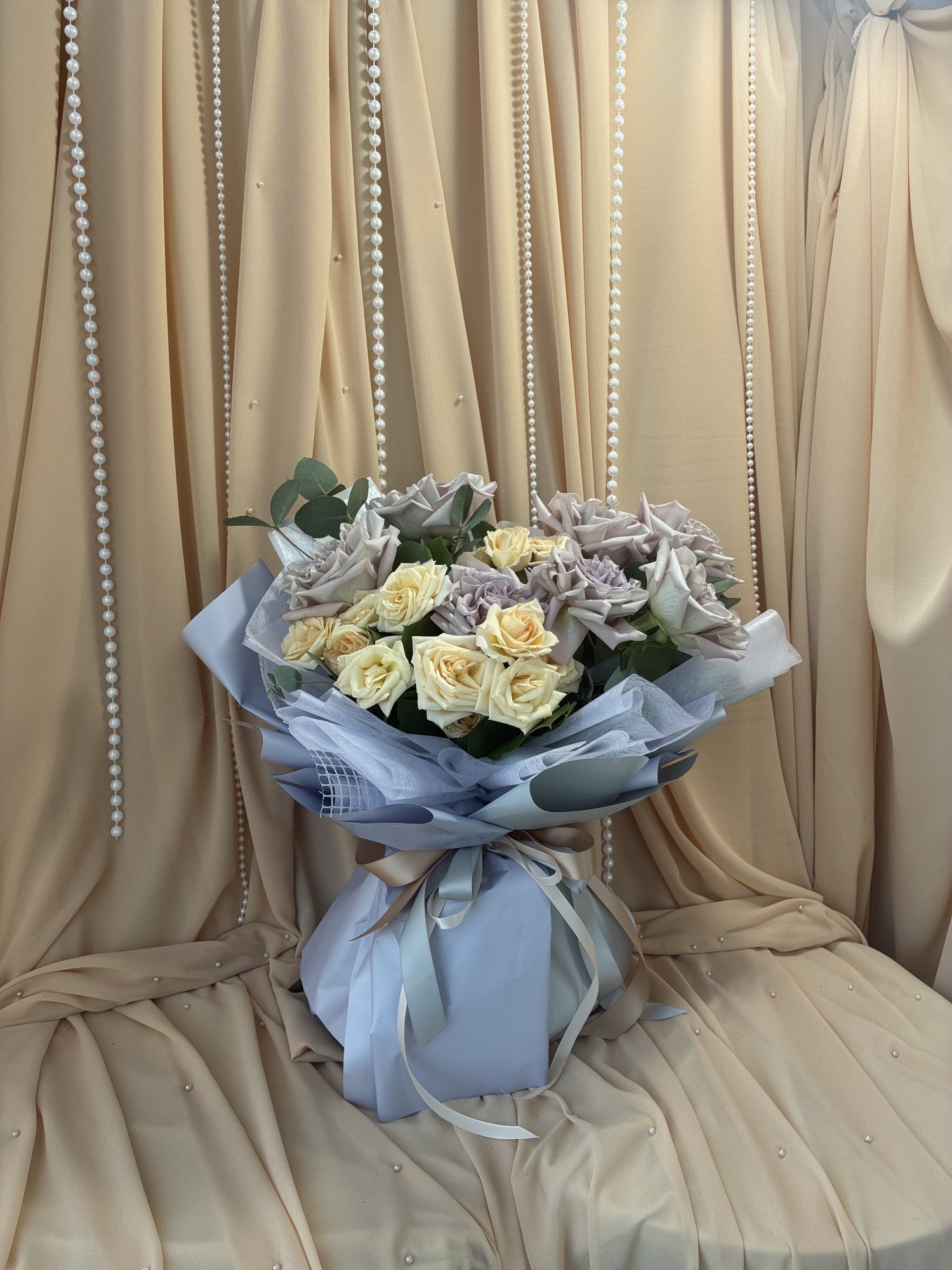 Opaline Veil – Buchet Luxury cu Trandafiri Lavender și Miniroze Crem - Imagine 4