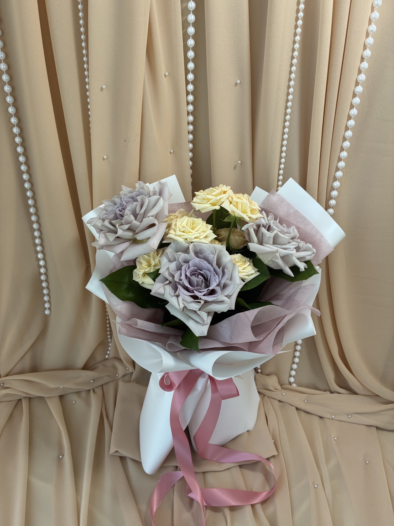 Moonlight Blush – Buchet Elegant cu Trandafiri Lavender și Miniroze Crem
