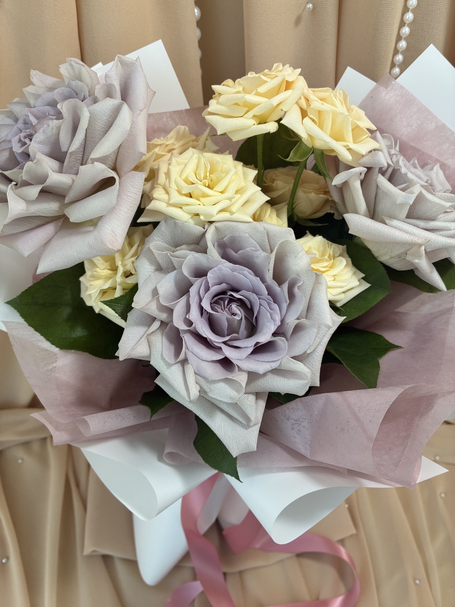 Moonlight Blush – Buchet Elegant cu Trandafiri Lavender și Miniroze Crem - Imagine 2