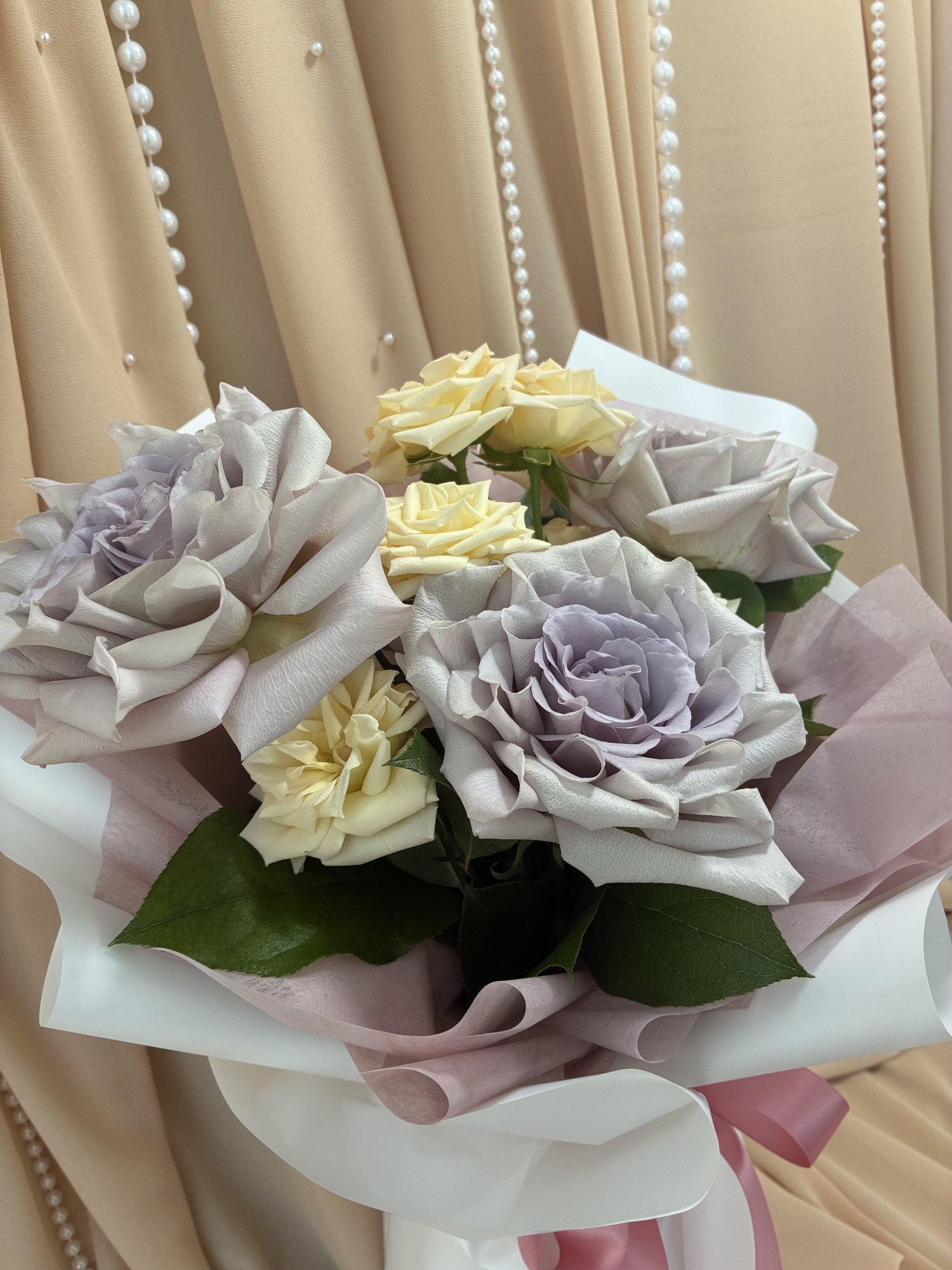 Moonlight Blush – Buchet Elegant cu Trandafiri Lavender și Miniroze Crem - Imagine 3