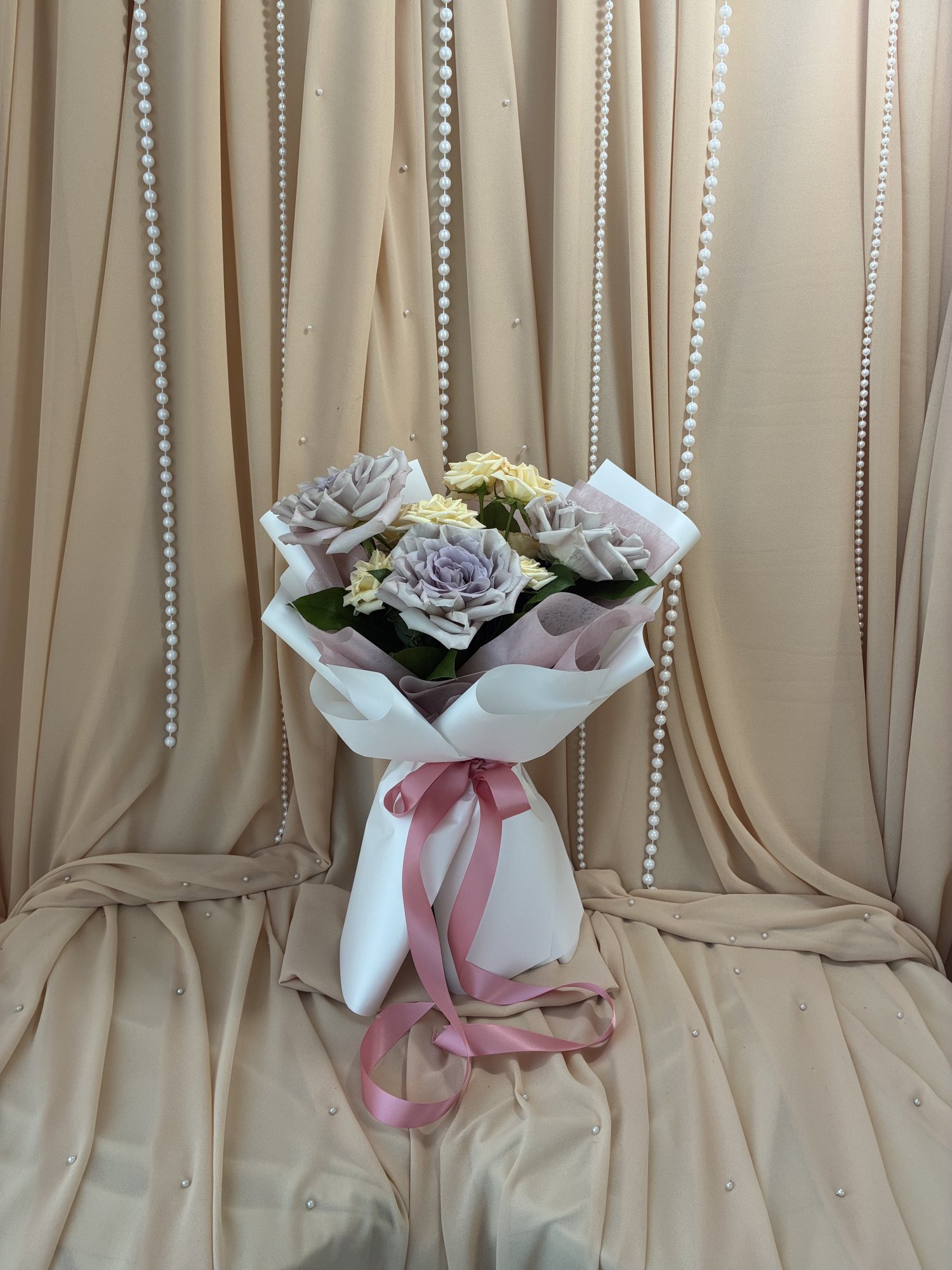 Moonlight Blush – Buchet Elegant cu Trandafiri Lavender și Miniroze Crem - Imagine 4